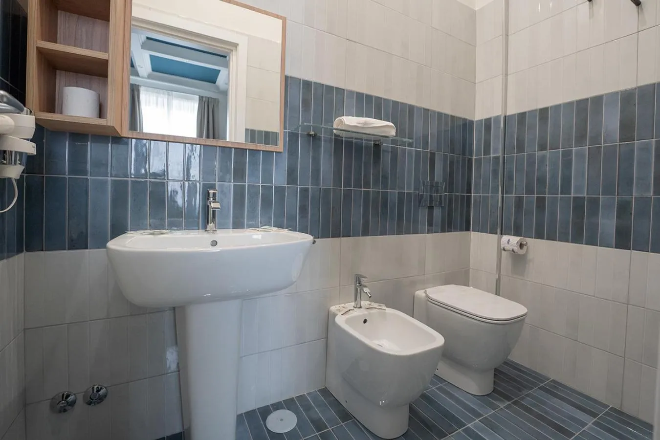 Shower in P.C. Boutique Medina H. Napoli Centro, by Clapa Group