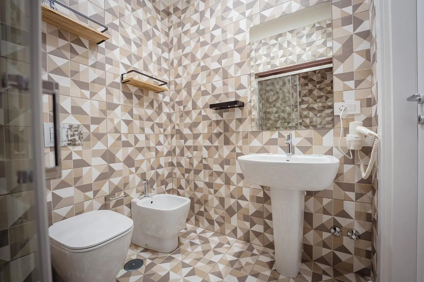 Shower in P.C. Boutique Medina H. Napoli Centro, by Clapa Group