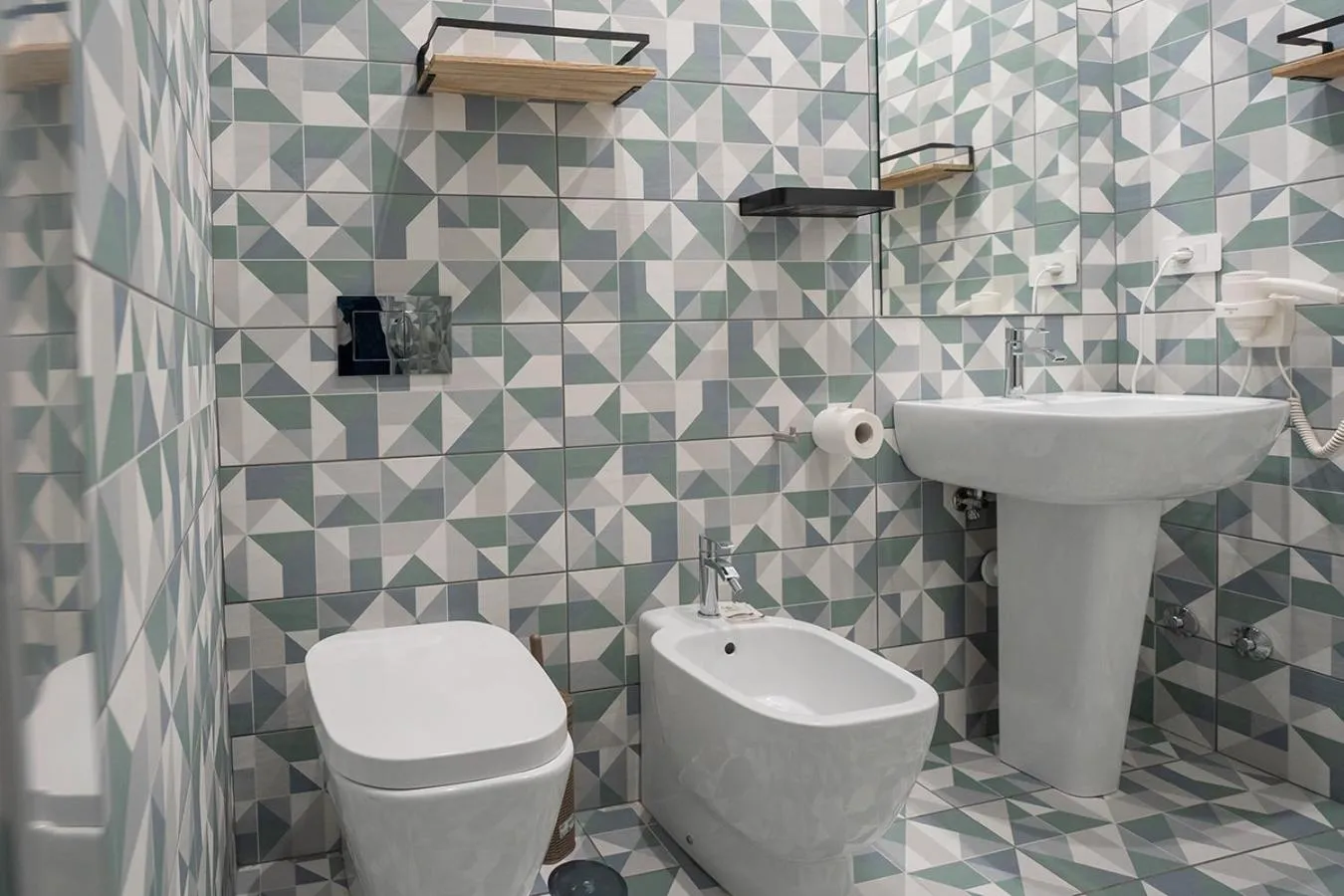 Shower in P.C. Boutique Medina H. Napoli Centro, by Clapa Group