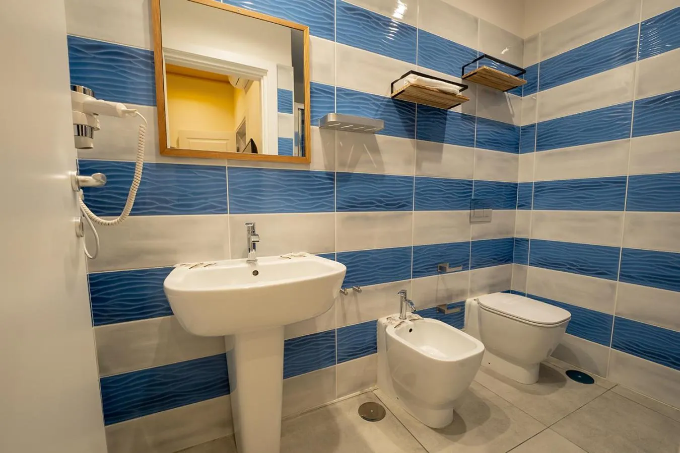 Shower in P.C. Boutique Medina H. Napoli Centro, by Clapa Group