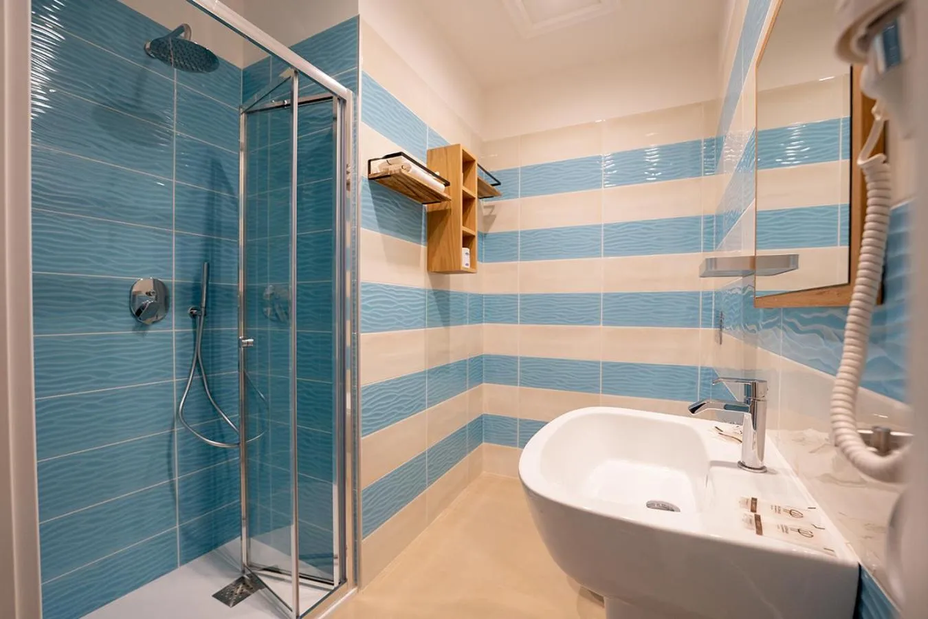 Shower in P.C. Boutique Medina H. Napoli Centro, by Clapa Group