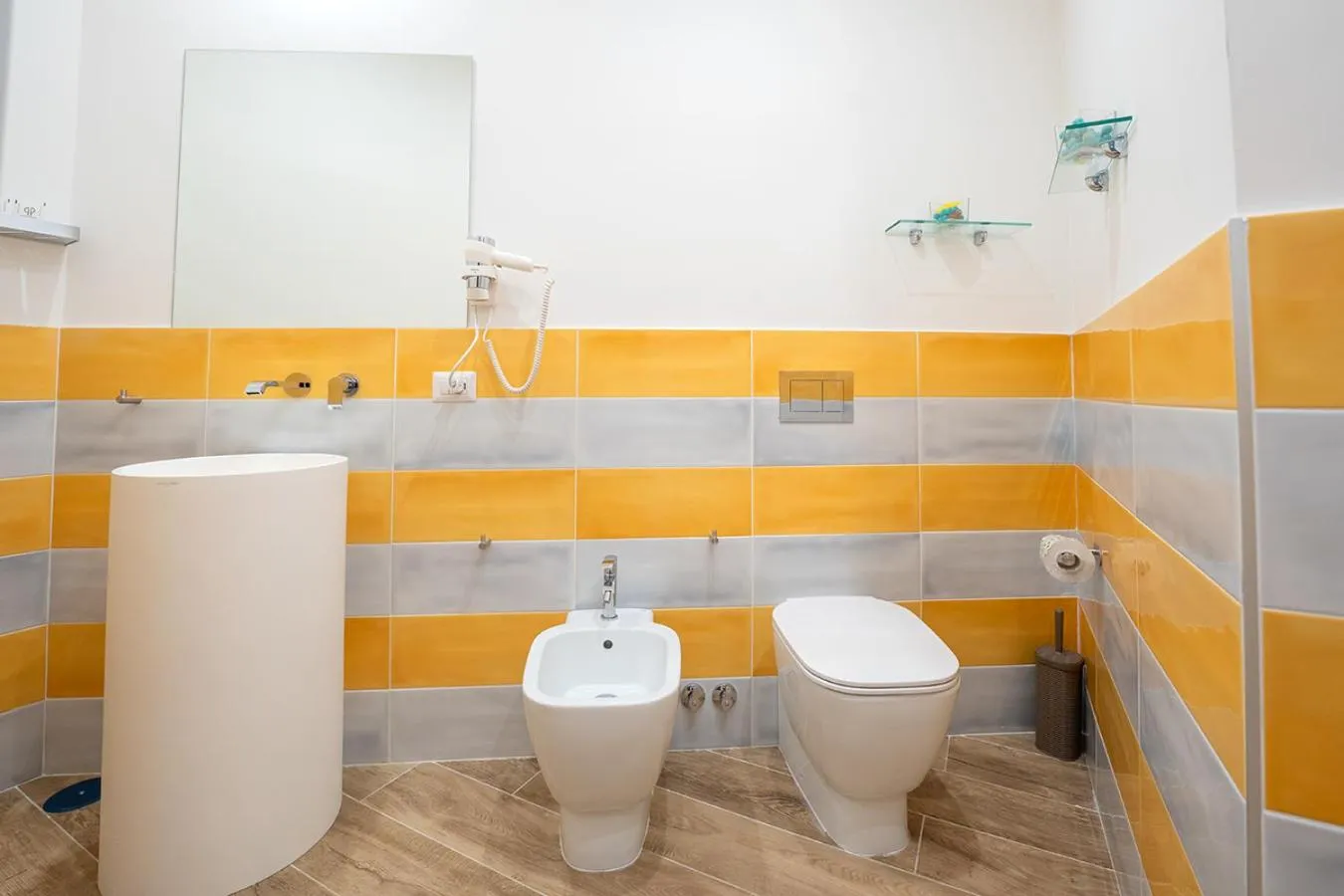 Shower in P.C. Boutique Medina H. Napoli Centro, by Clapa Group