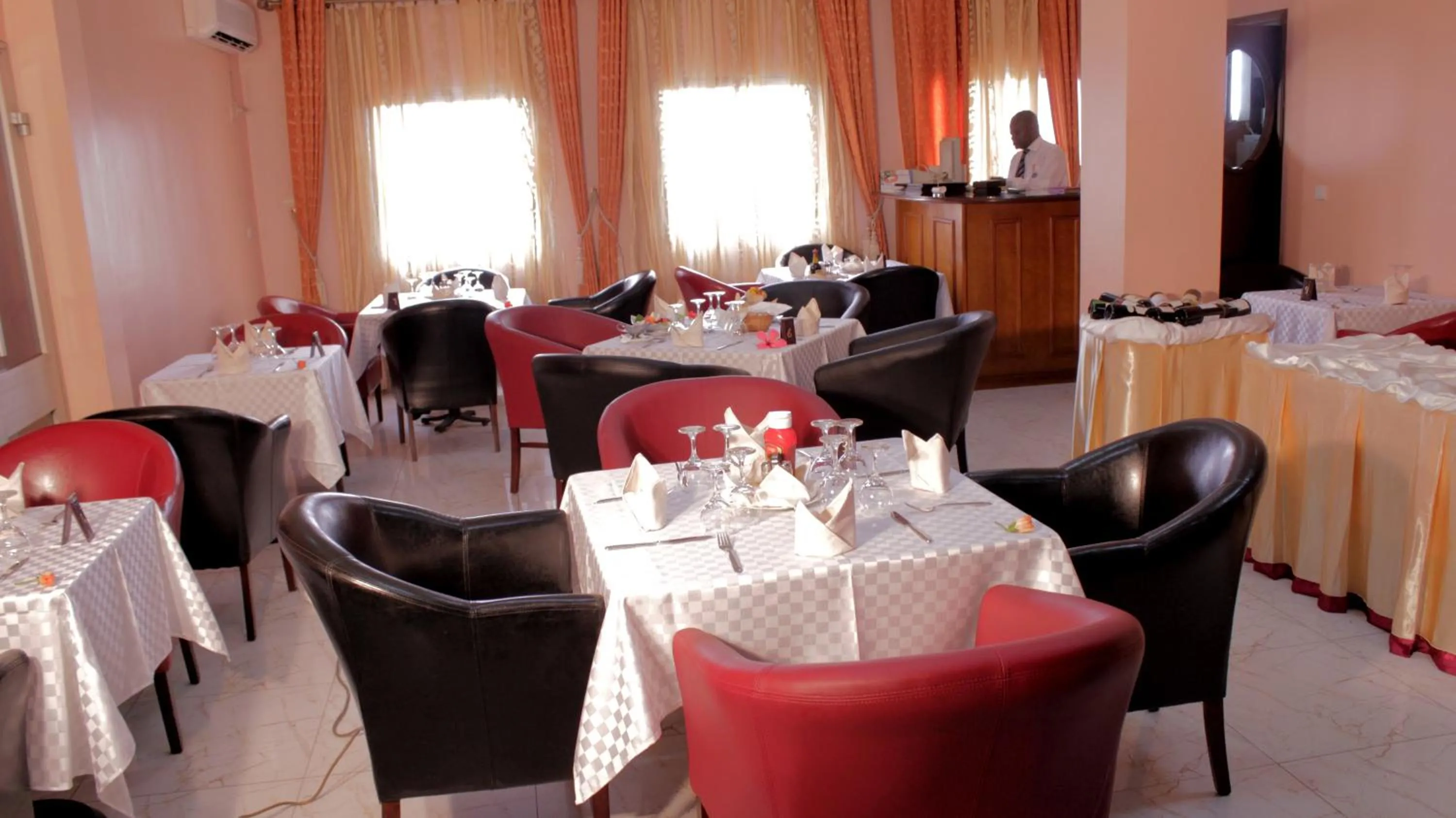 Restaurant/places to eat in Hotel Mansel