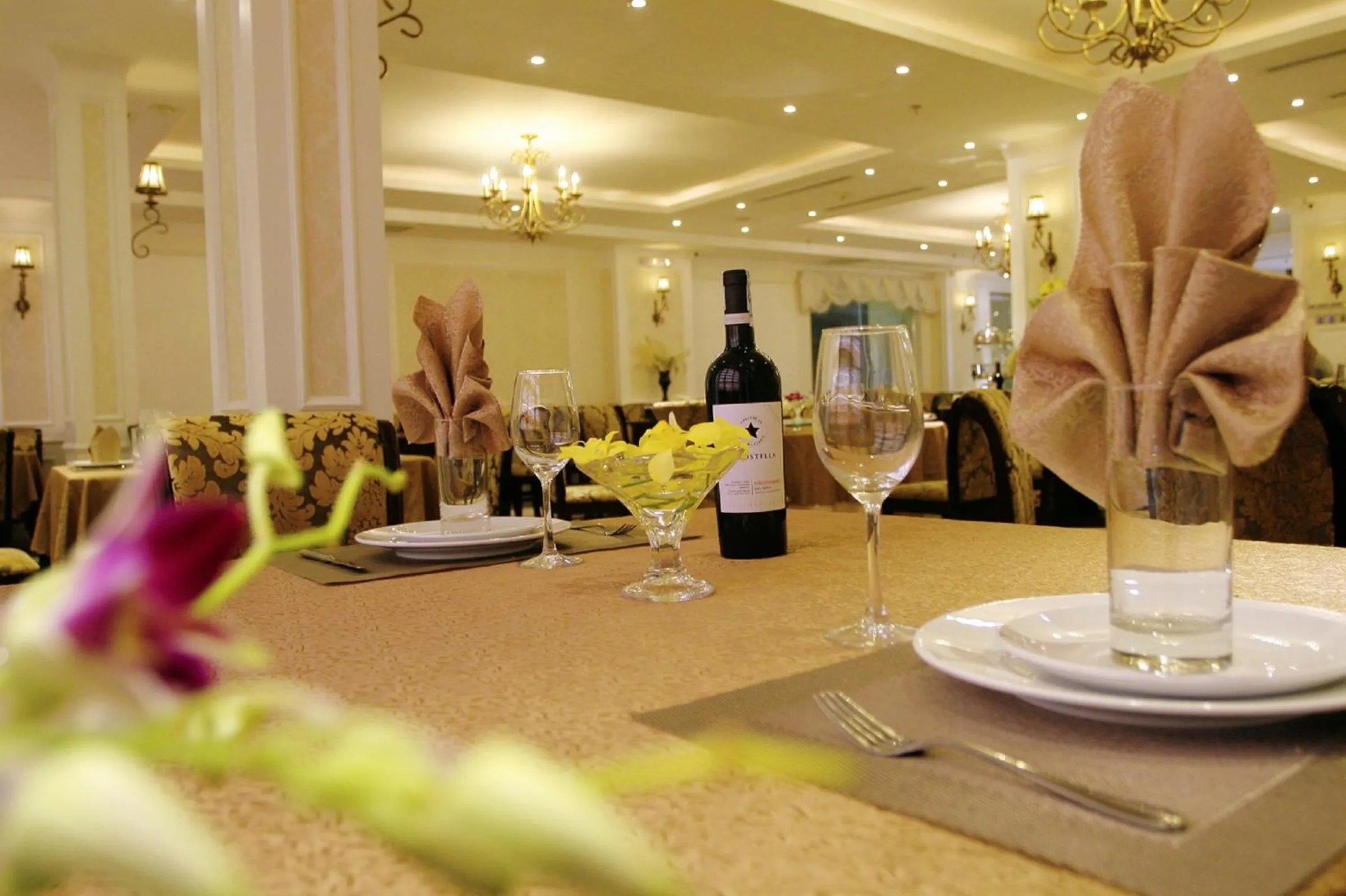 Restaurant/places to eat in CityBay Palace Hạ Long Hotel