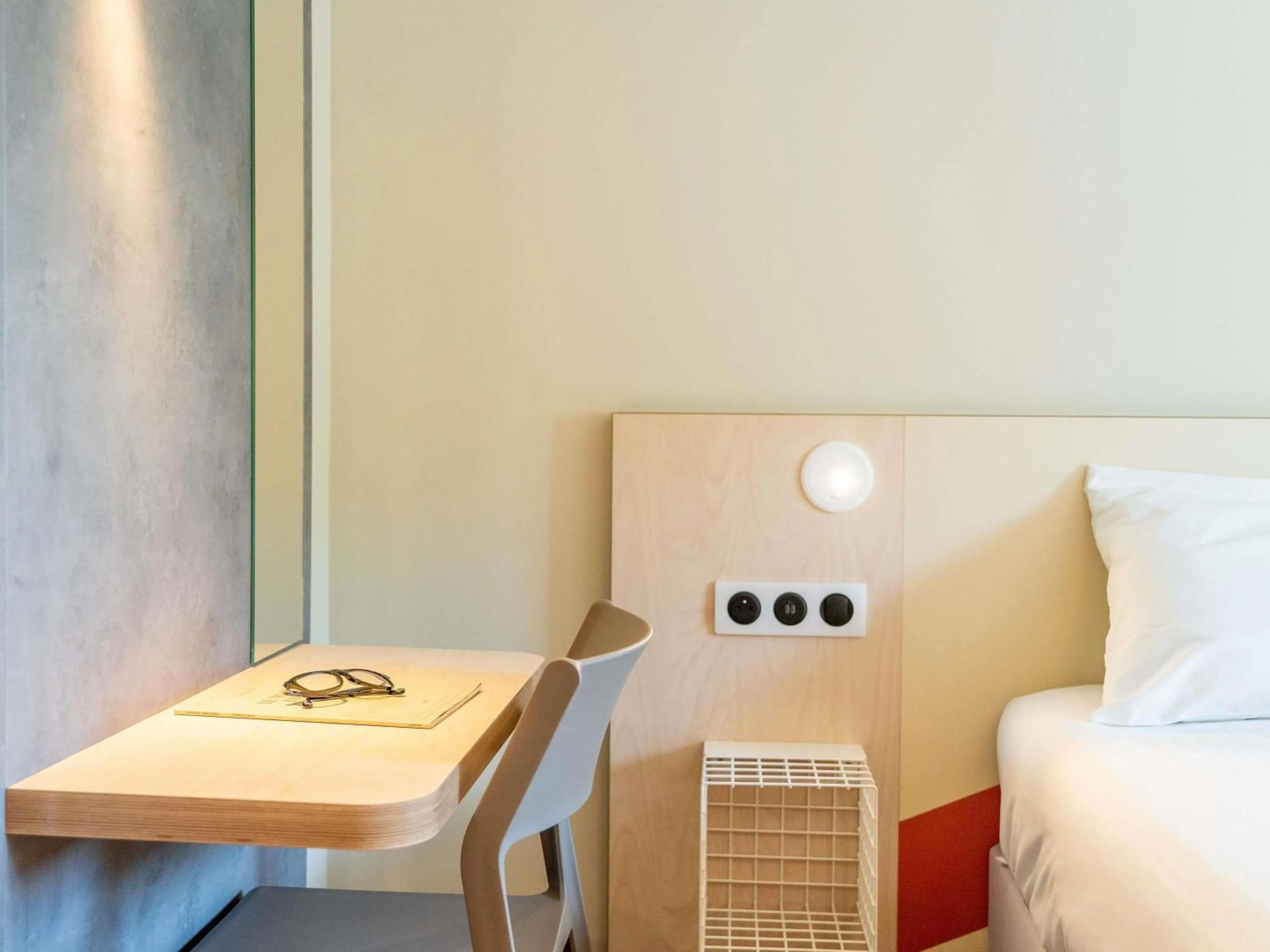Bedroom, Bed in ibis budget Le Cannet des Maures
