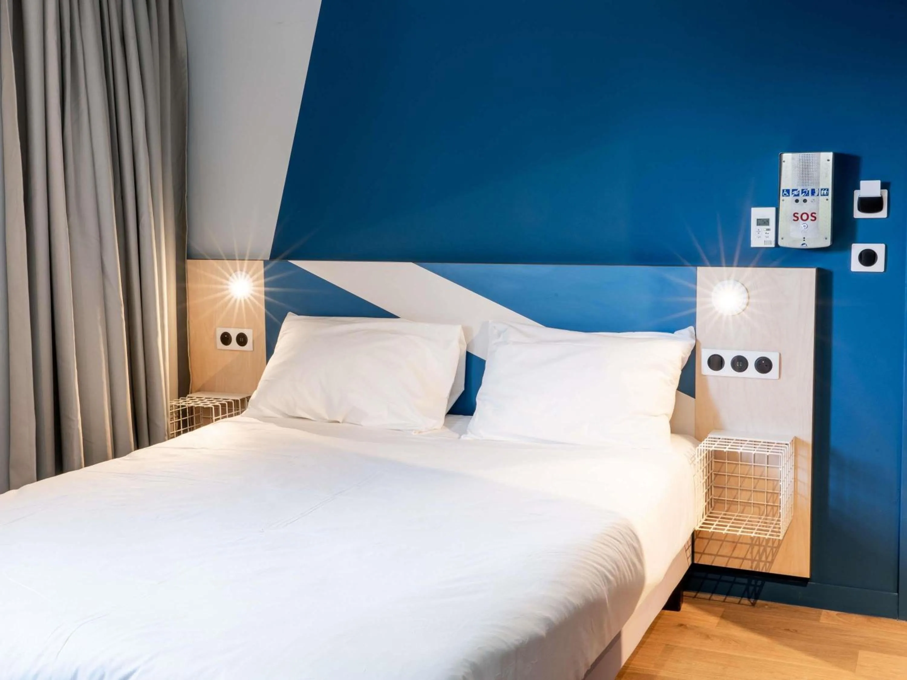 Bedroom, Bed in ibis budget Le Cannet des Maures