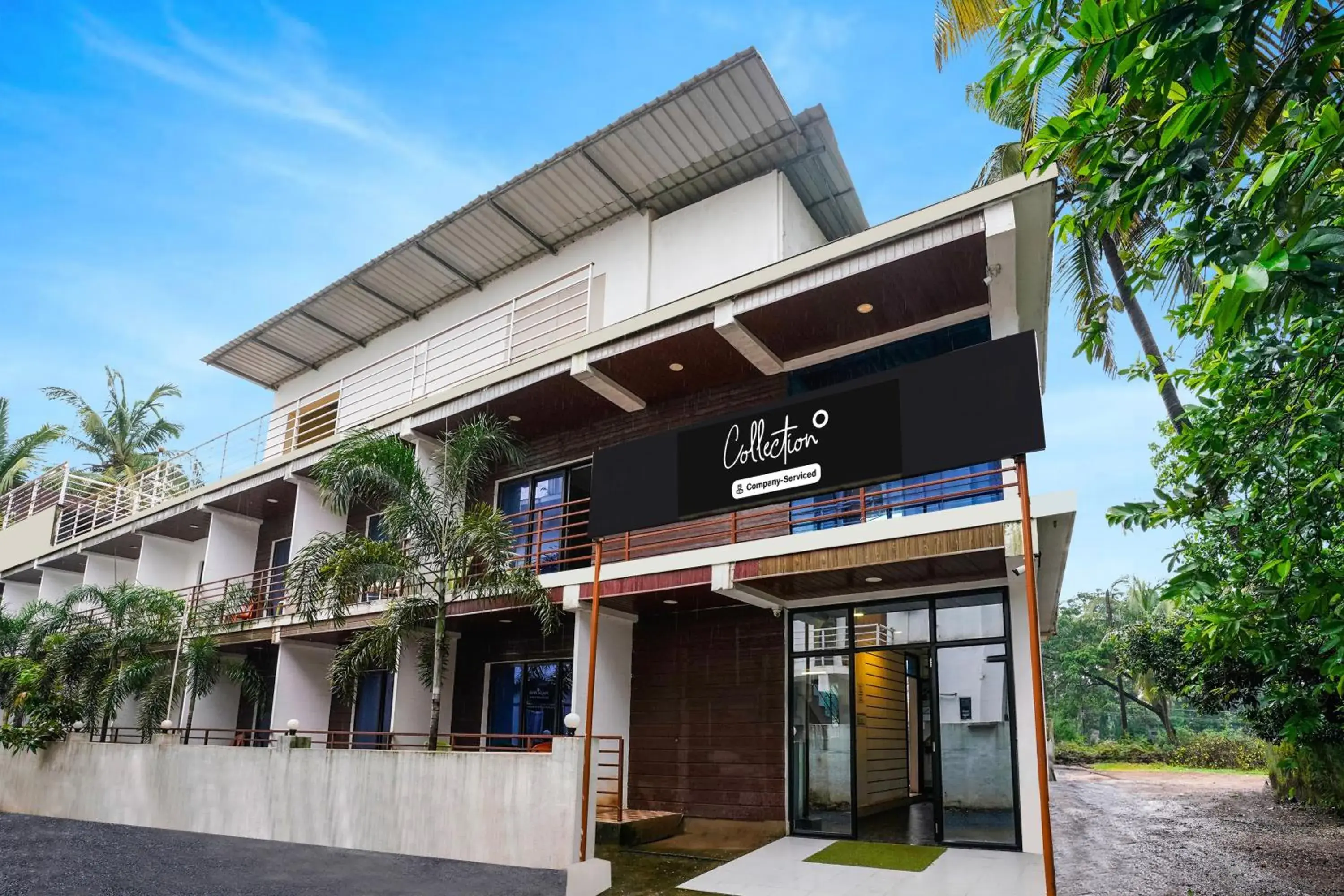 Facade/entrance in Super Collection O Morjim Facade/entrance in Super Collection O Morjim