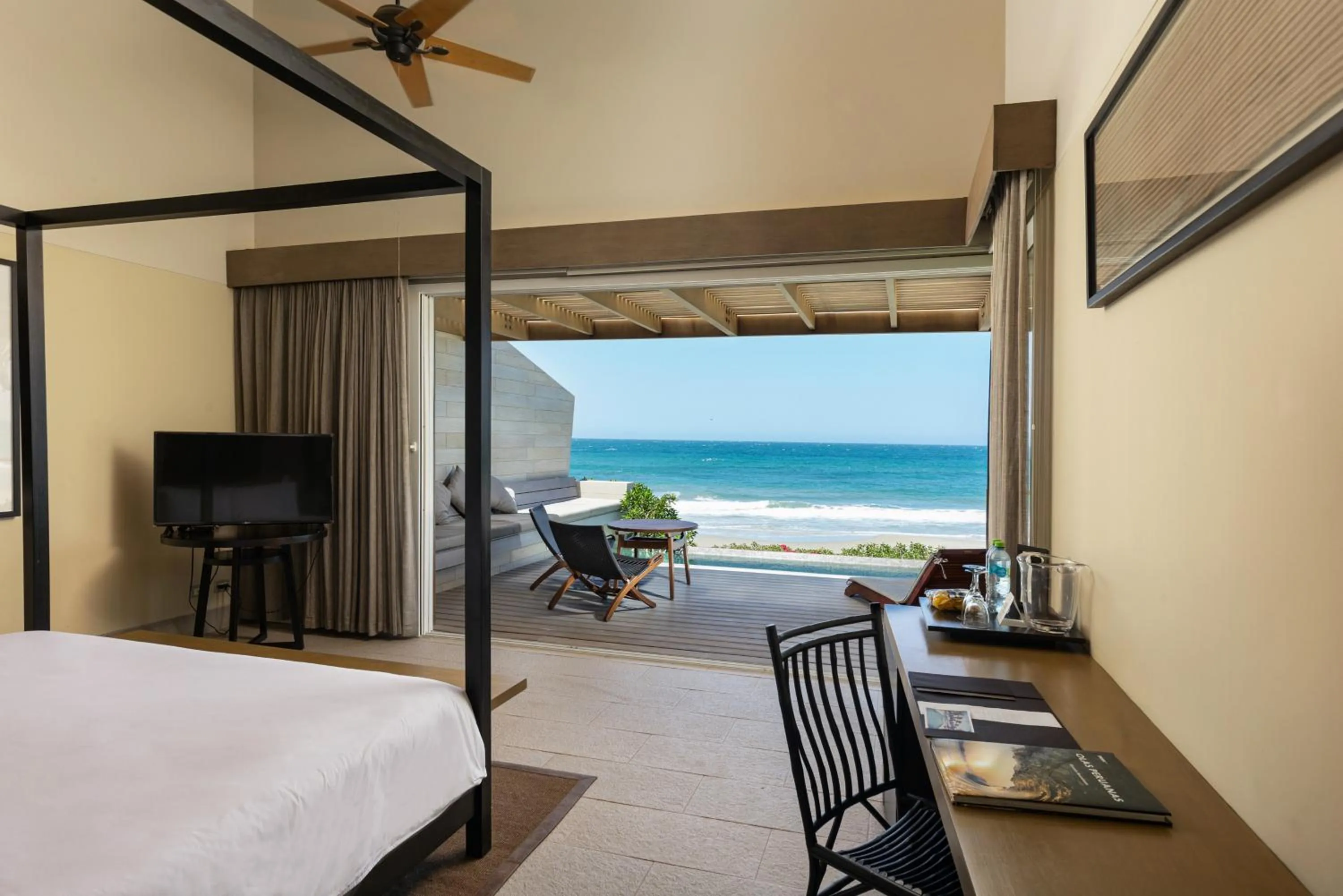 Pool view, Bed in Arennas Mancora