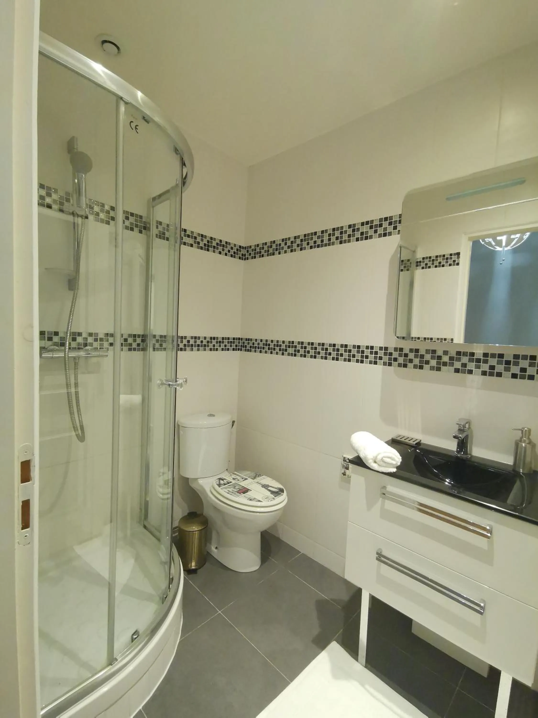 Shower in Hotel Oh Sevres Autrement