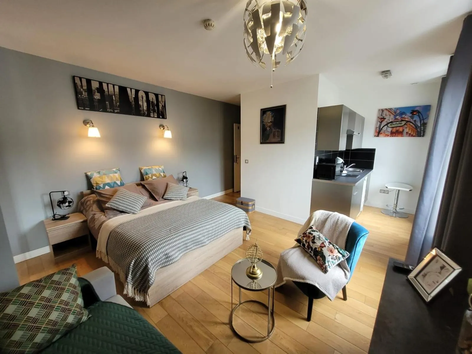 Communal lounge/ TV room, Bed in Hotel Oh Sevres Autrement