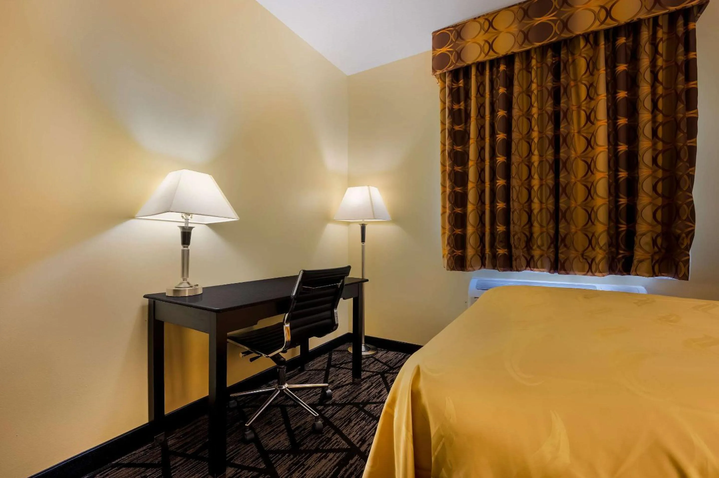 Bedroom, Bed in Quality Inn Fort Payne