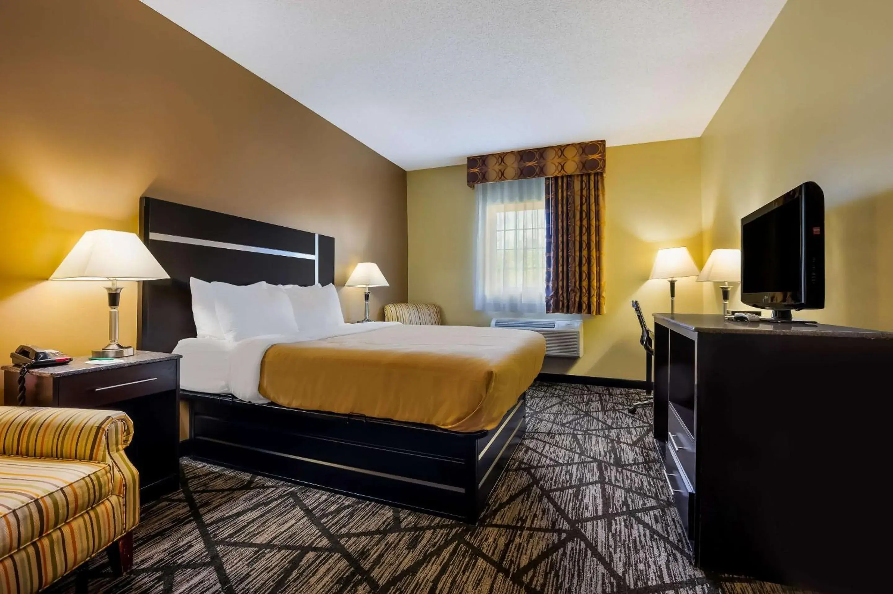 Queen Room - Disability Access/Non-Smoking in Quality Inn Fort Payne Queen Room - Disability Access/Non-Smoking in Quality Inn Fort Payne