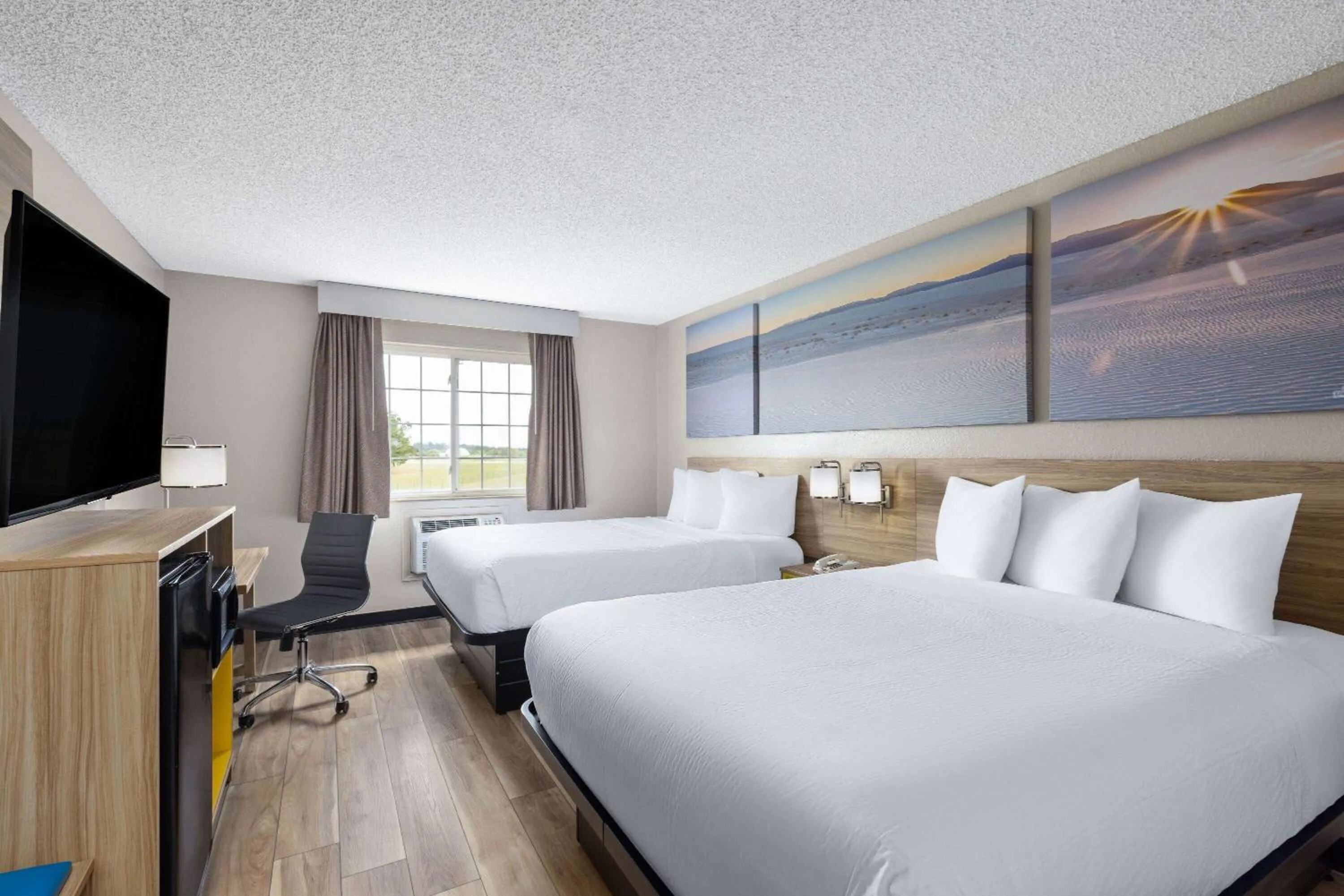 Photo of the whole room, Bed in Days Inn by Wyndham Miami