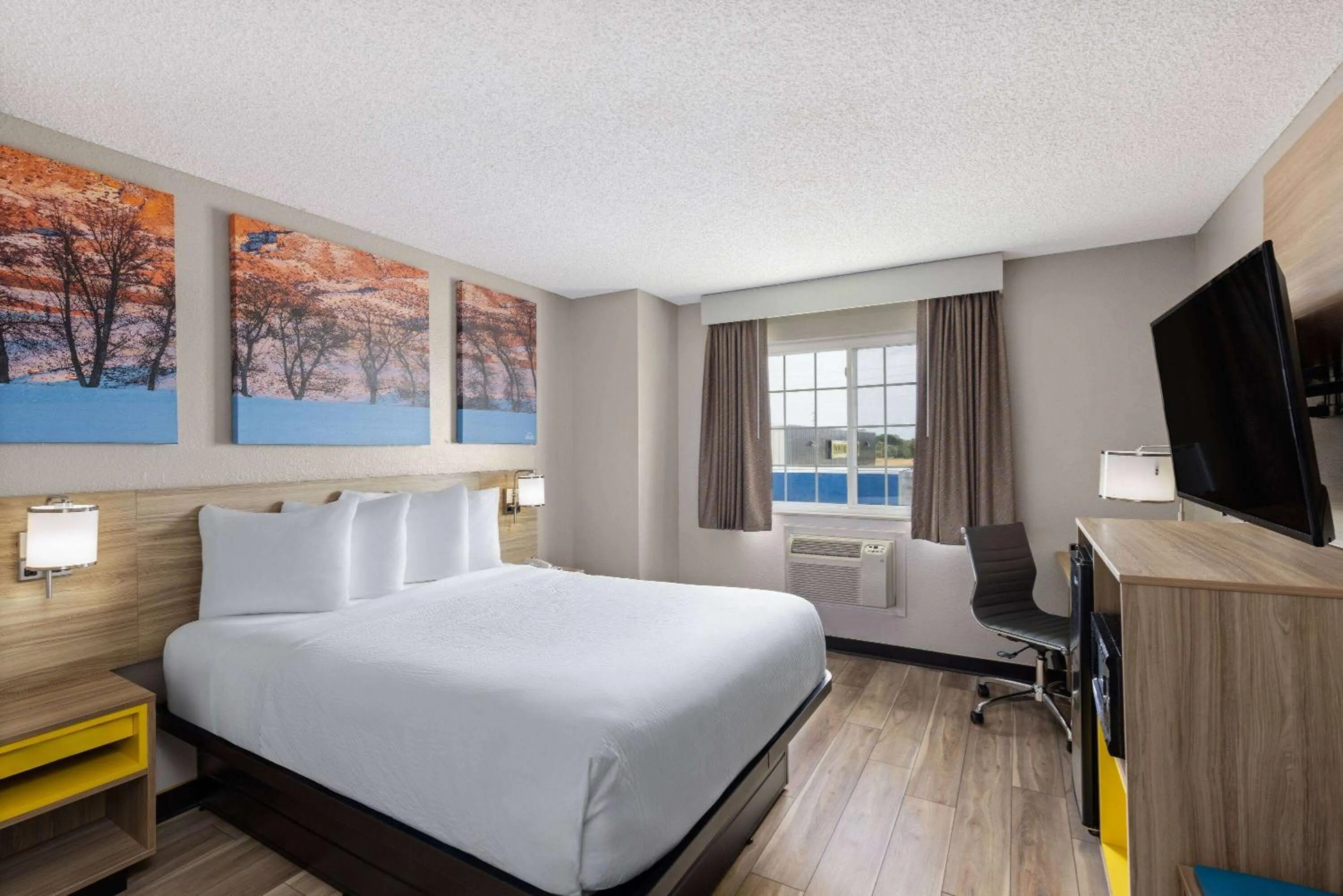 Photo of the whole room, Bed in Days Inn by Wyndham Miami