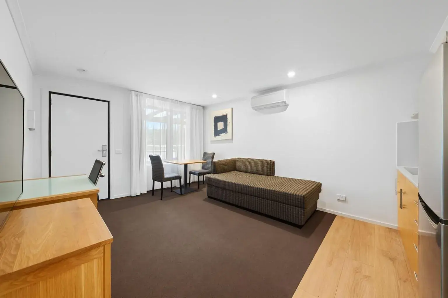 One-Bedroom Family Apartment in New Crossing Place Motel One-Bedroom Family Apartment in New Crossing Place Motel