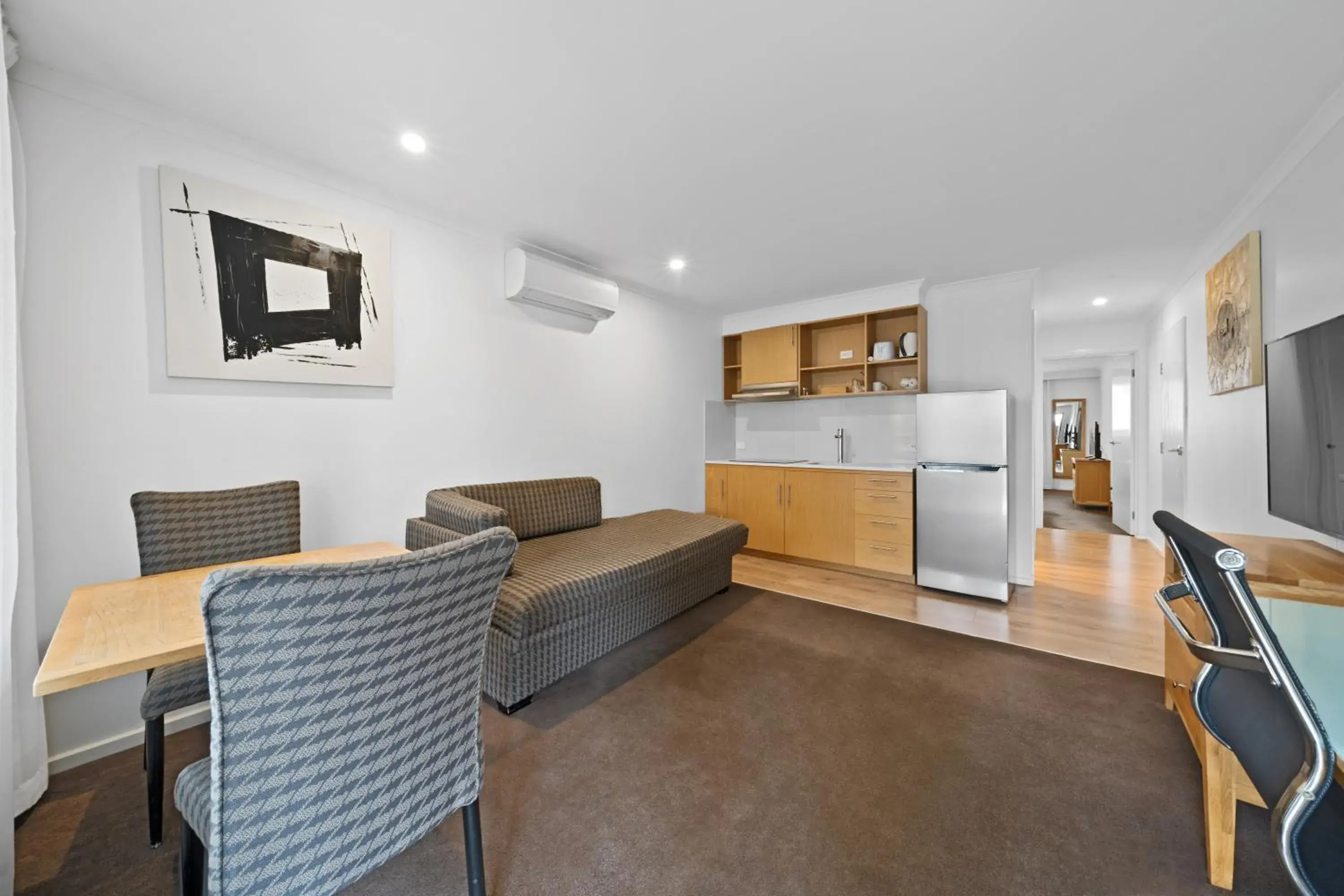 One-Bedroom Family Apartment in New Crossing Place Motel One-Bedroom Family Apartment in New Crossing Place Motel