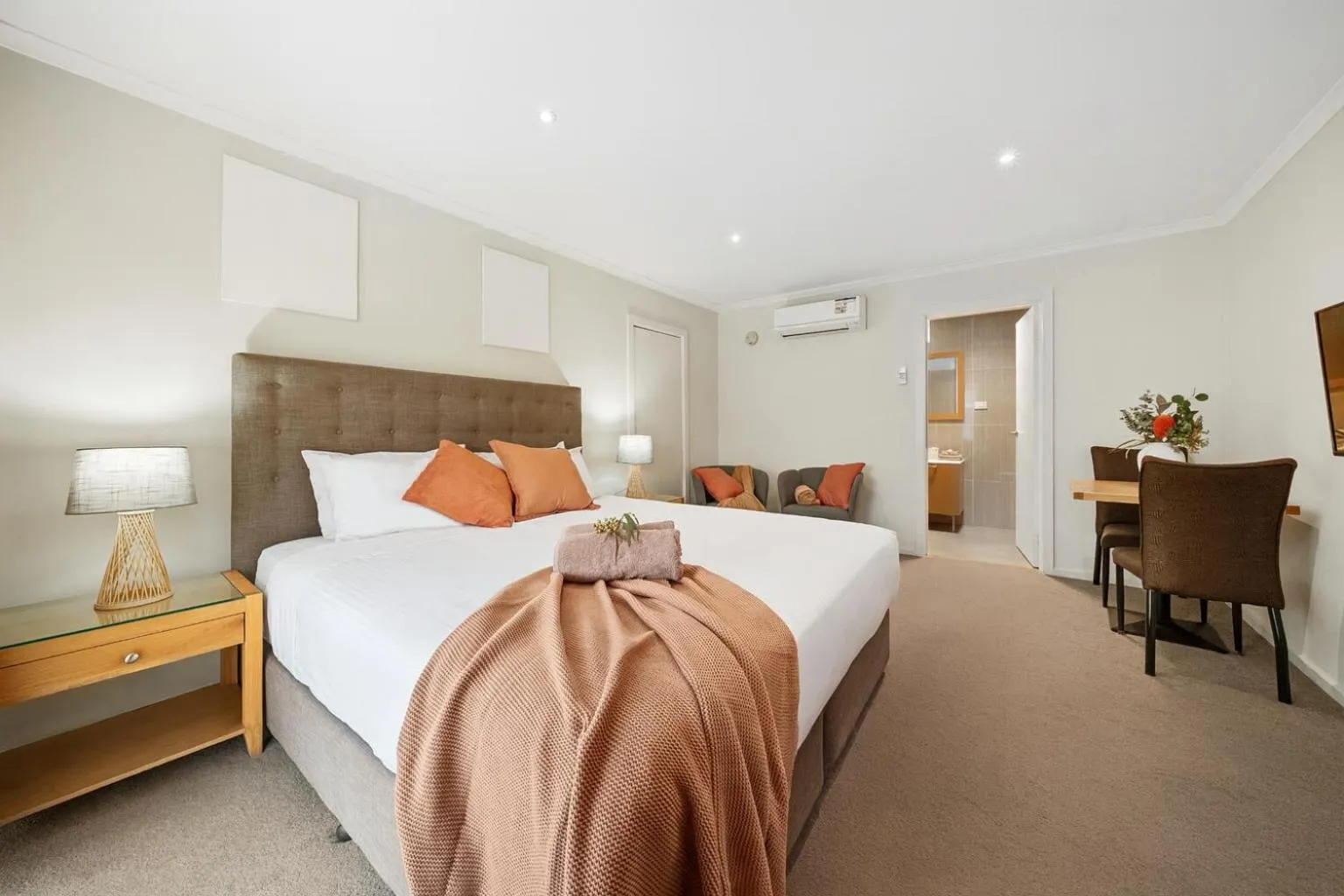 Bedroom, Bed in New Crossing Place Motel