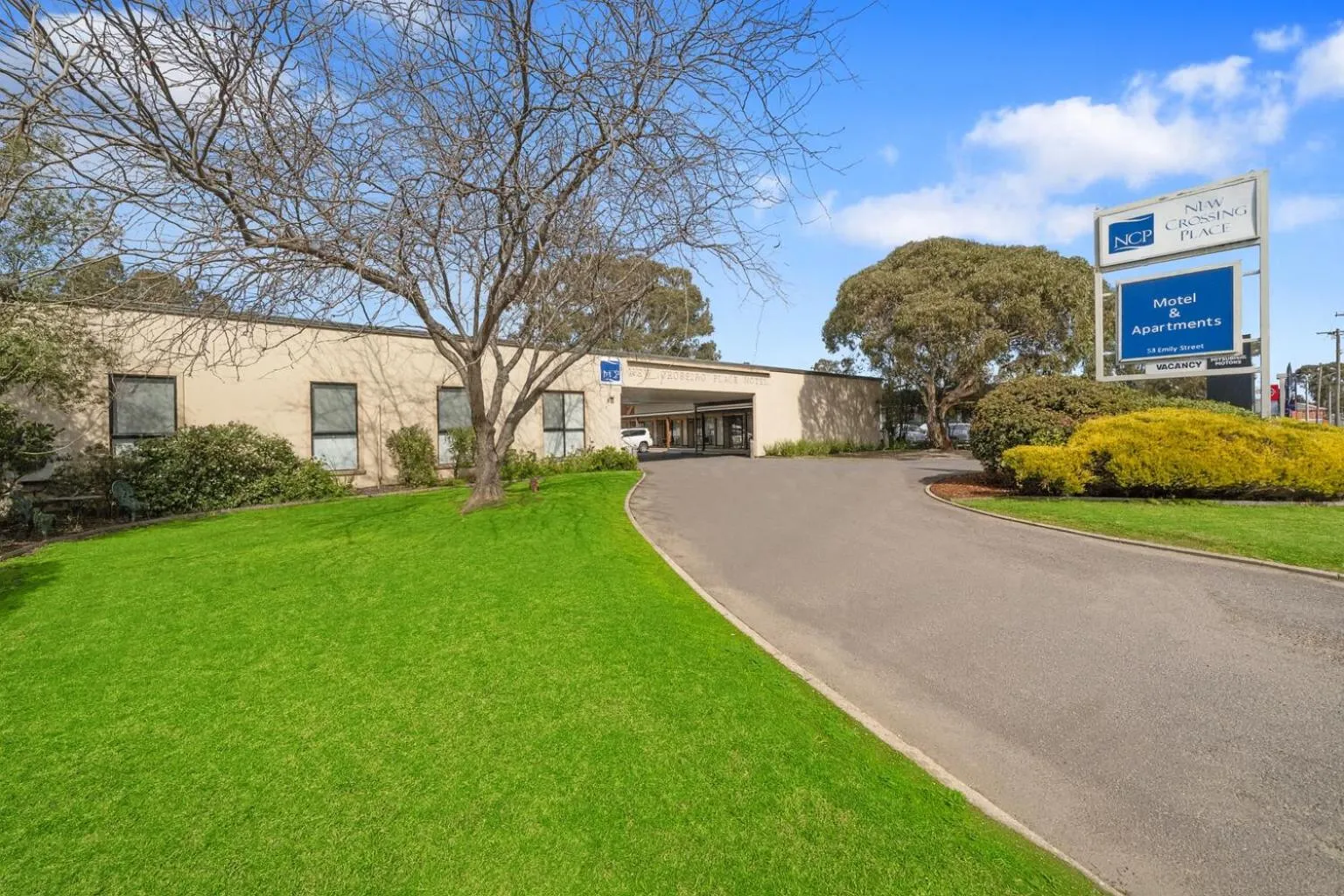 Facade/entrance in New Crossing Place Motel