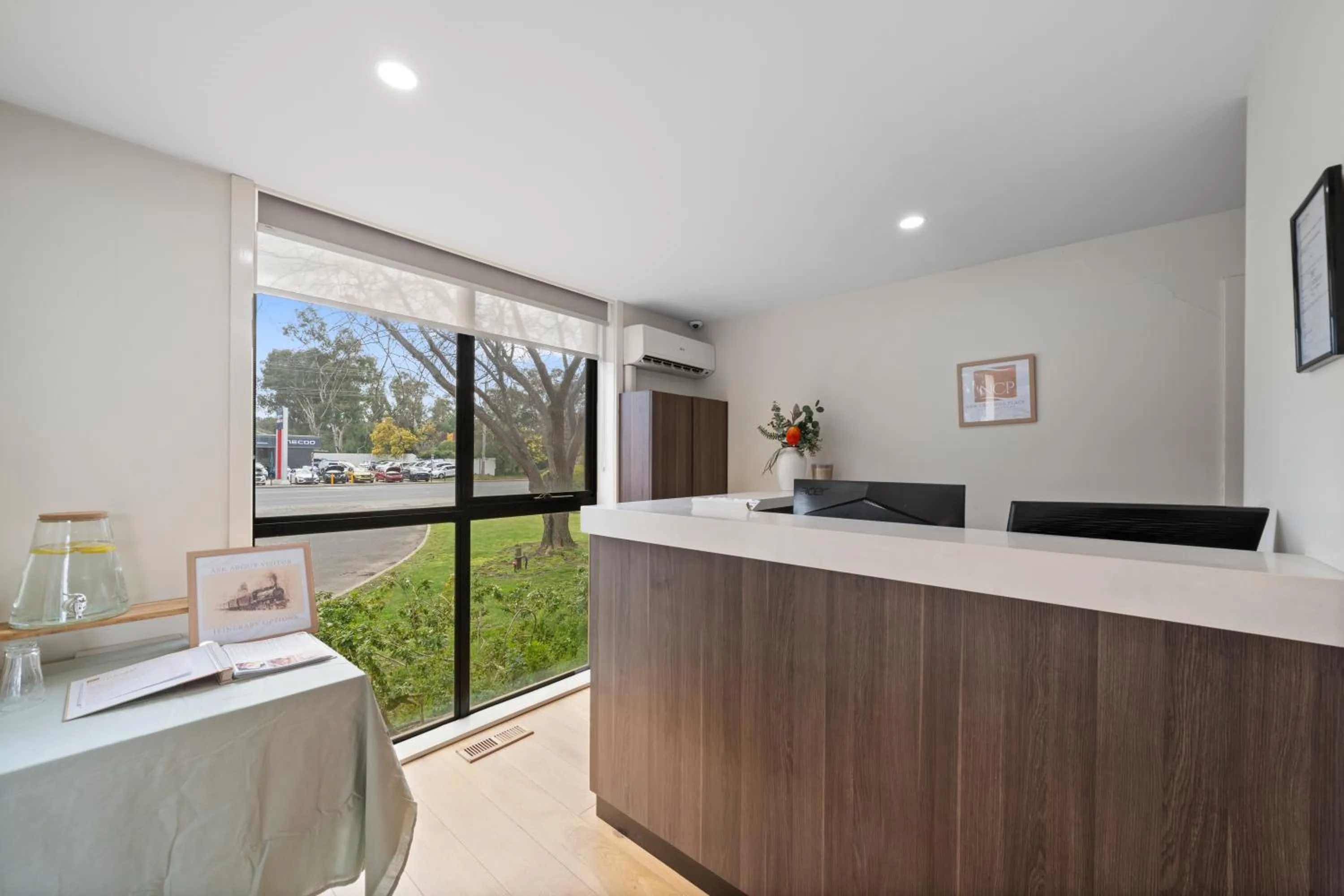 Lobby or reception in New Crossing Place Motel