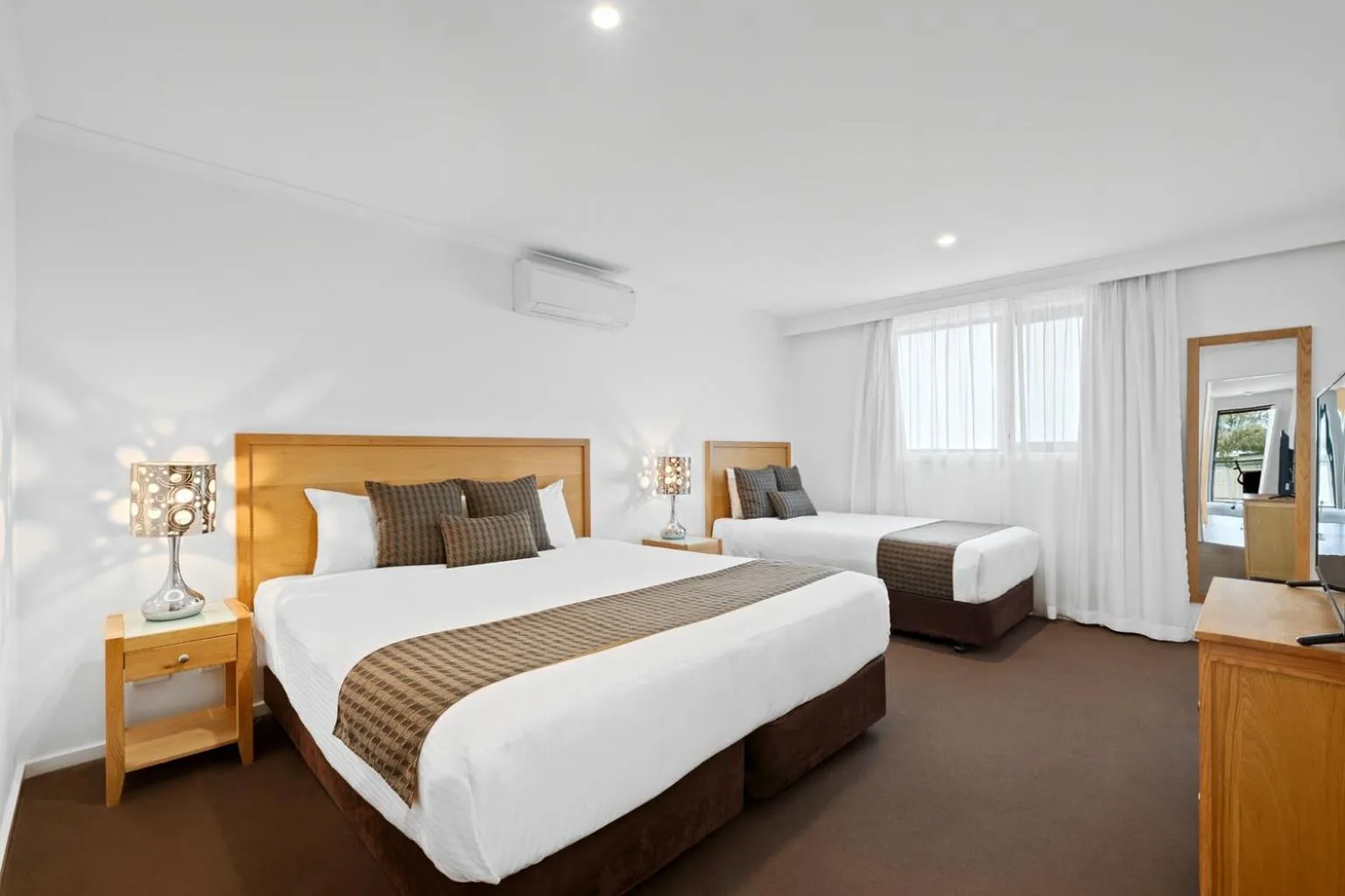 Bedroom, Bed in New Crossing Place Motel