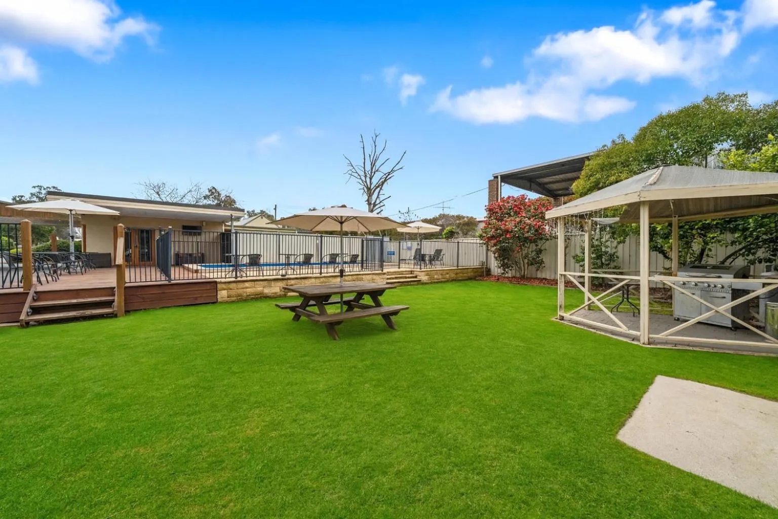 BBQ facilities in New Crossing Place Motel