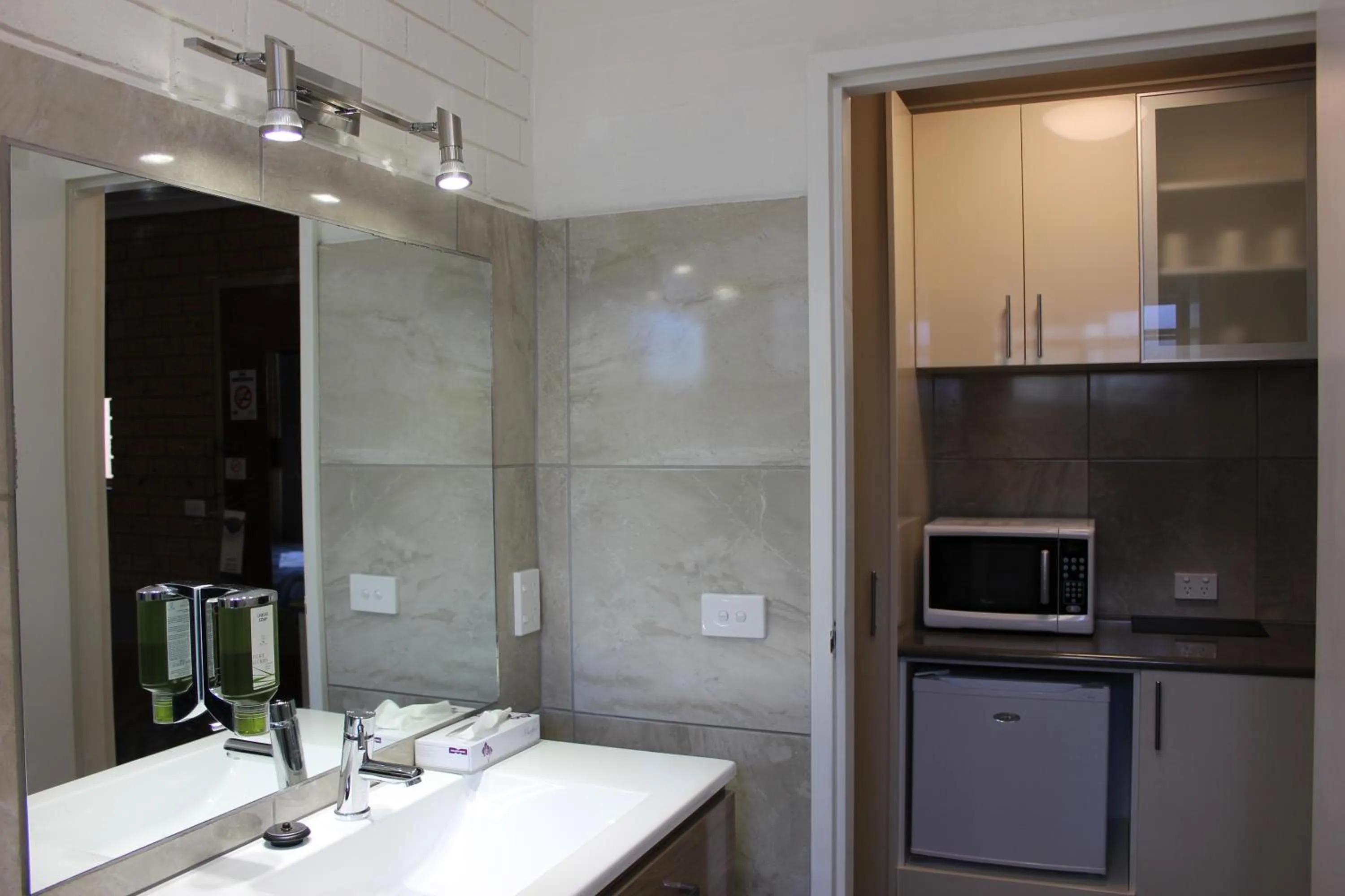 Bathroom in Colac Mid City Motor Inn