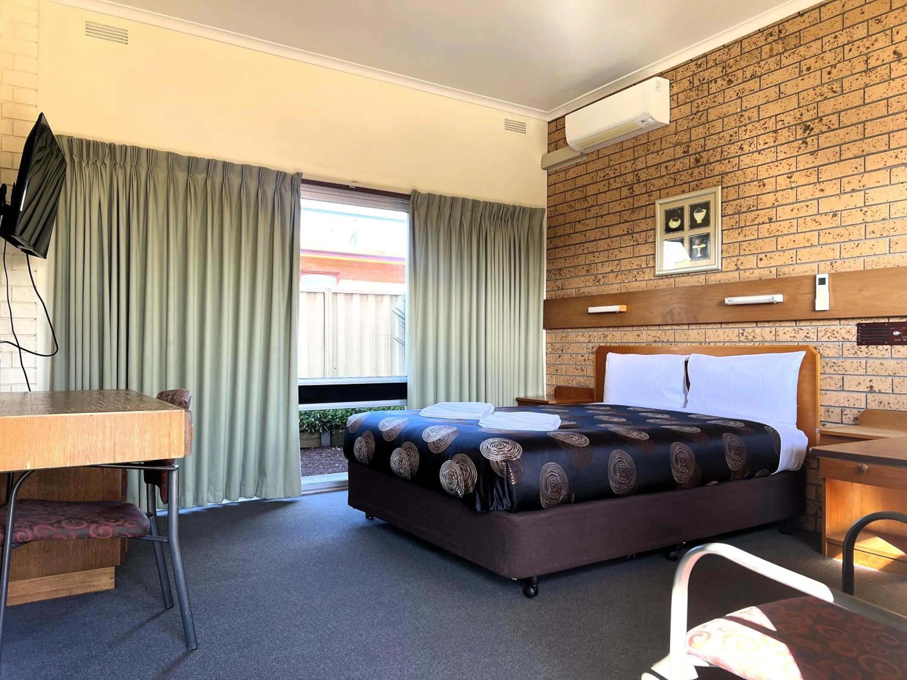 Photo of the whole room, Bed in Colac Mid City Motor Inn