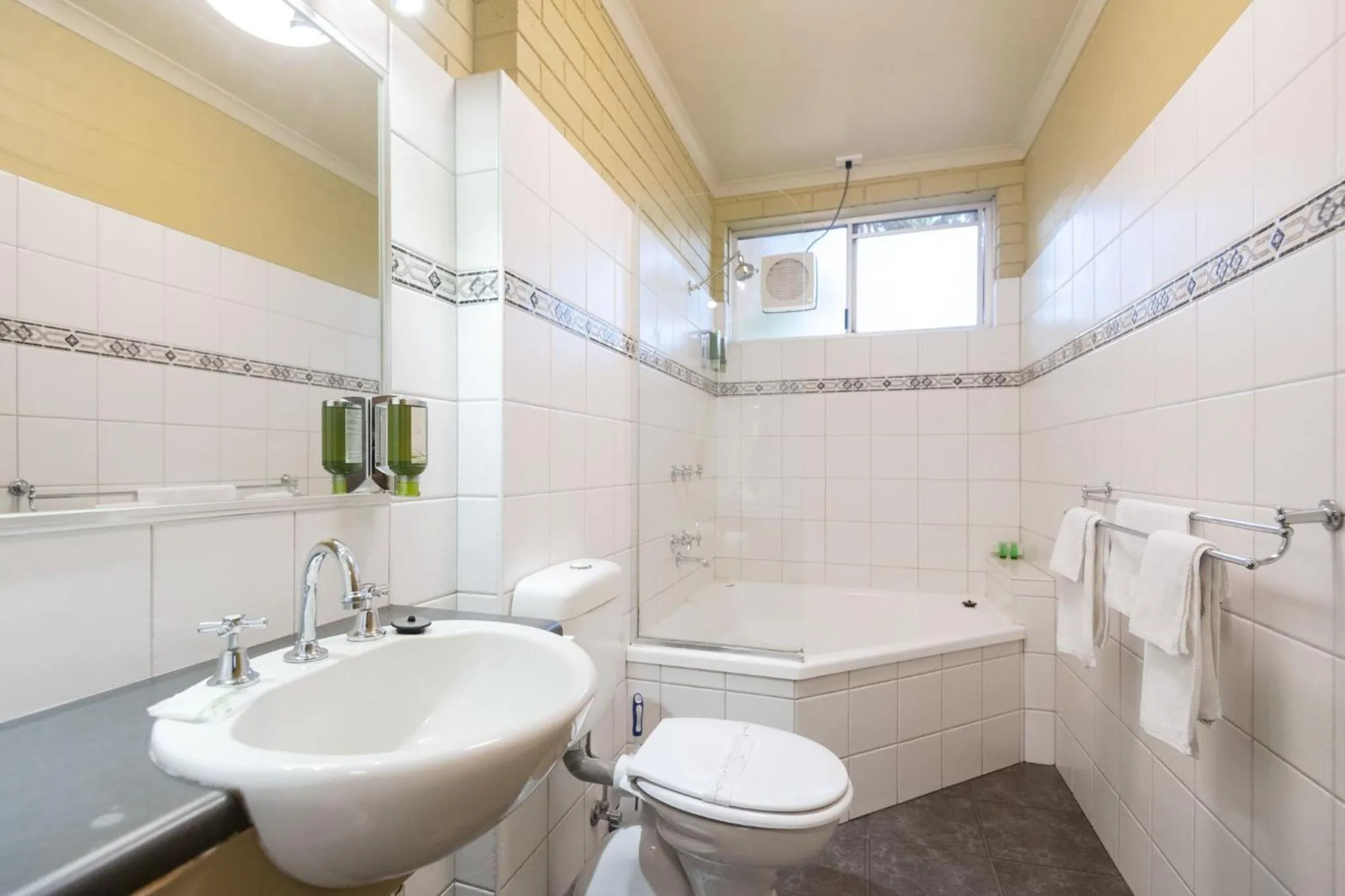 Bathroom in Colac Mid City Motor Inn