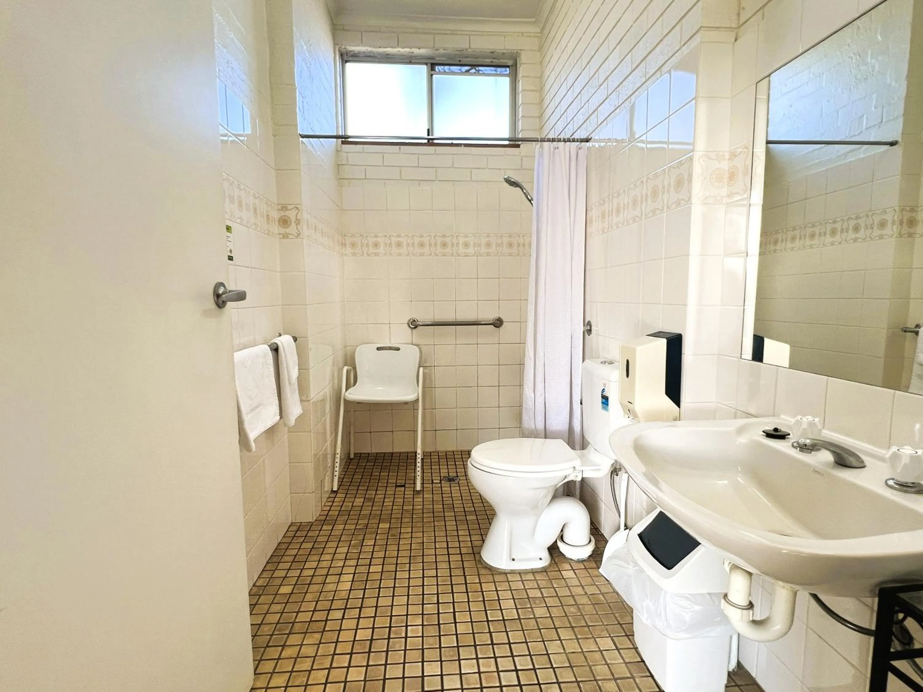 Bathroom in Colac Mid City Motor Inn