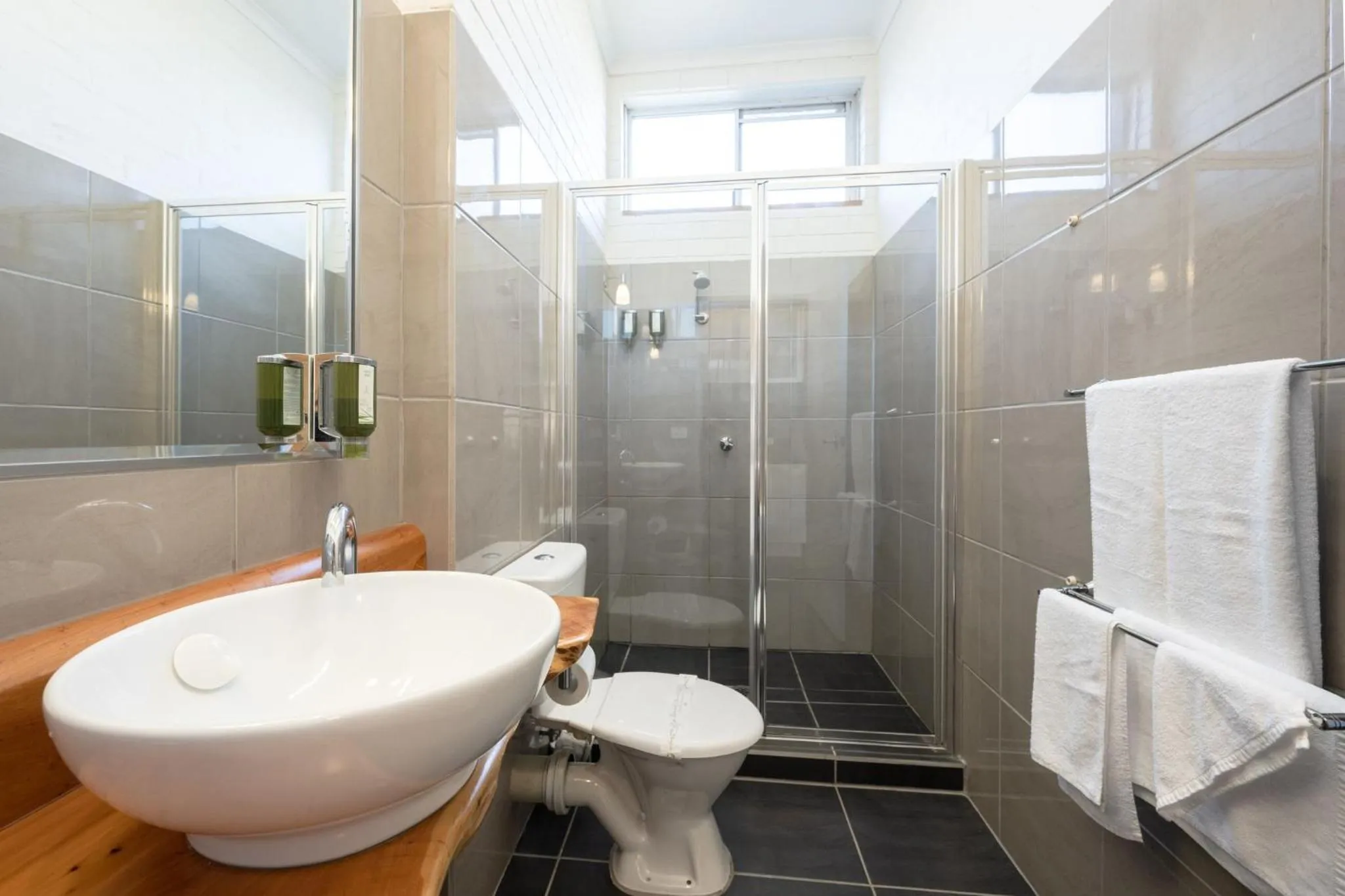 Bathroom in Colac Mid City Motor Inn