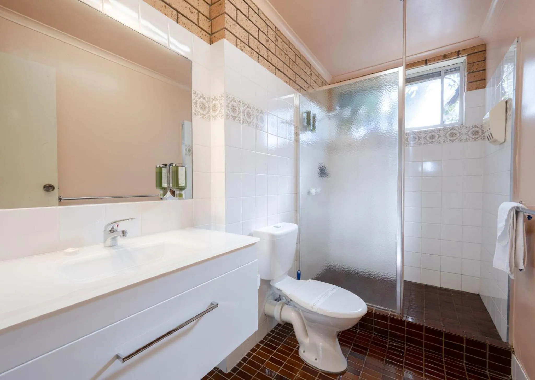 Bathroom in Colac Mid City Motor Inn