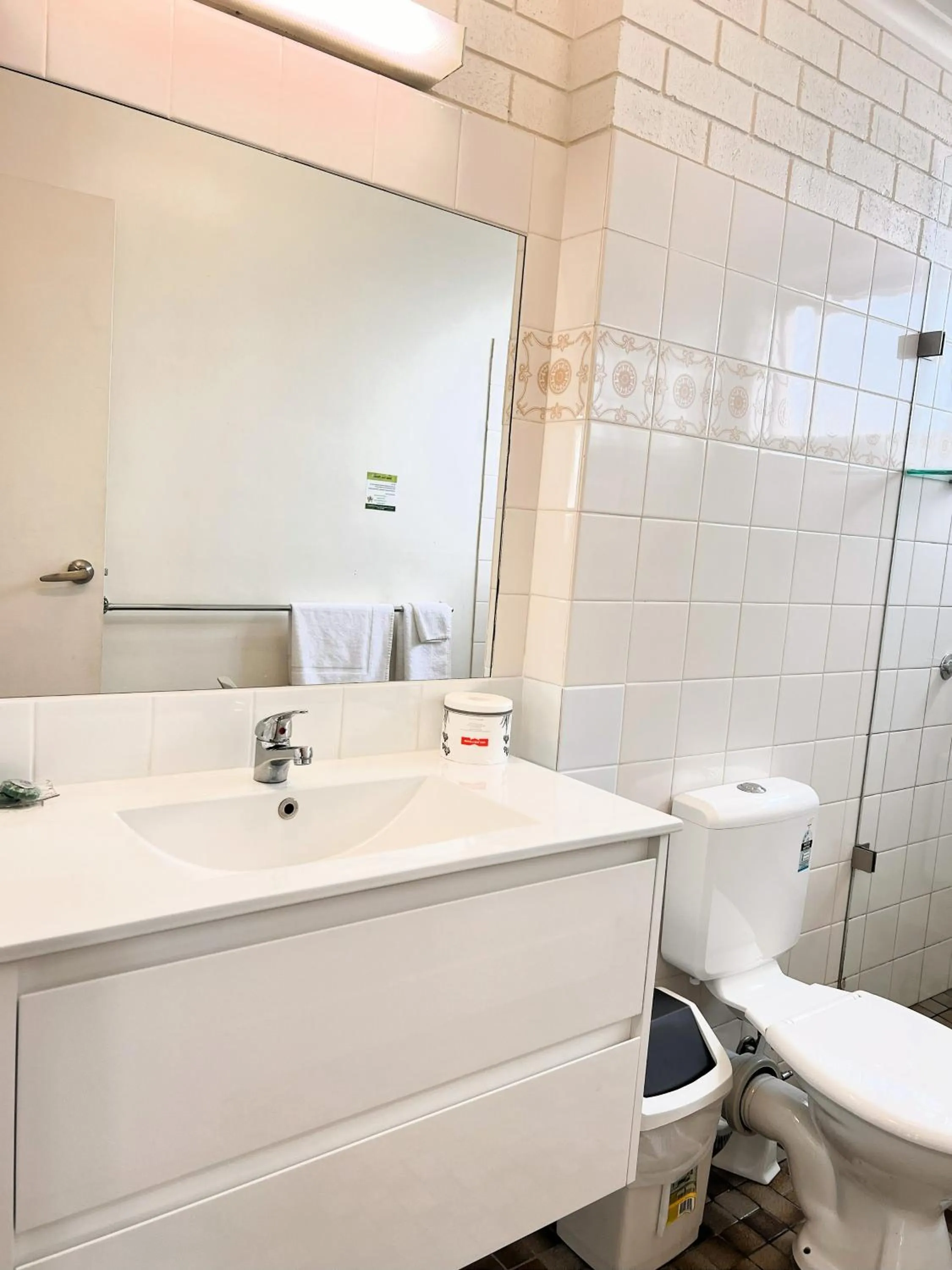 Bathroom in Colac Mid City Motor Inn