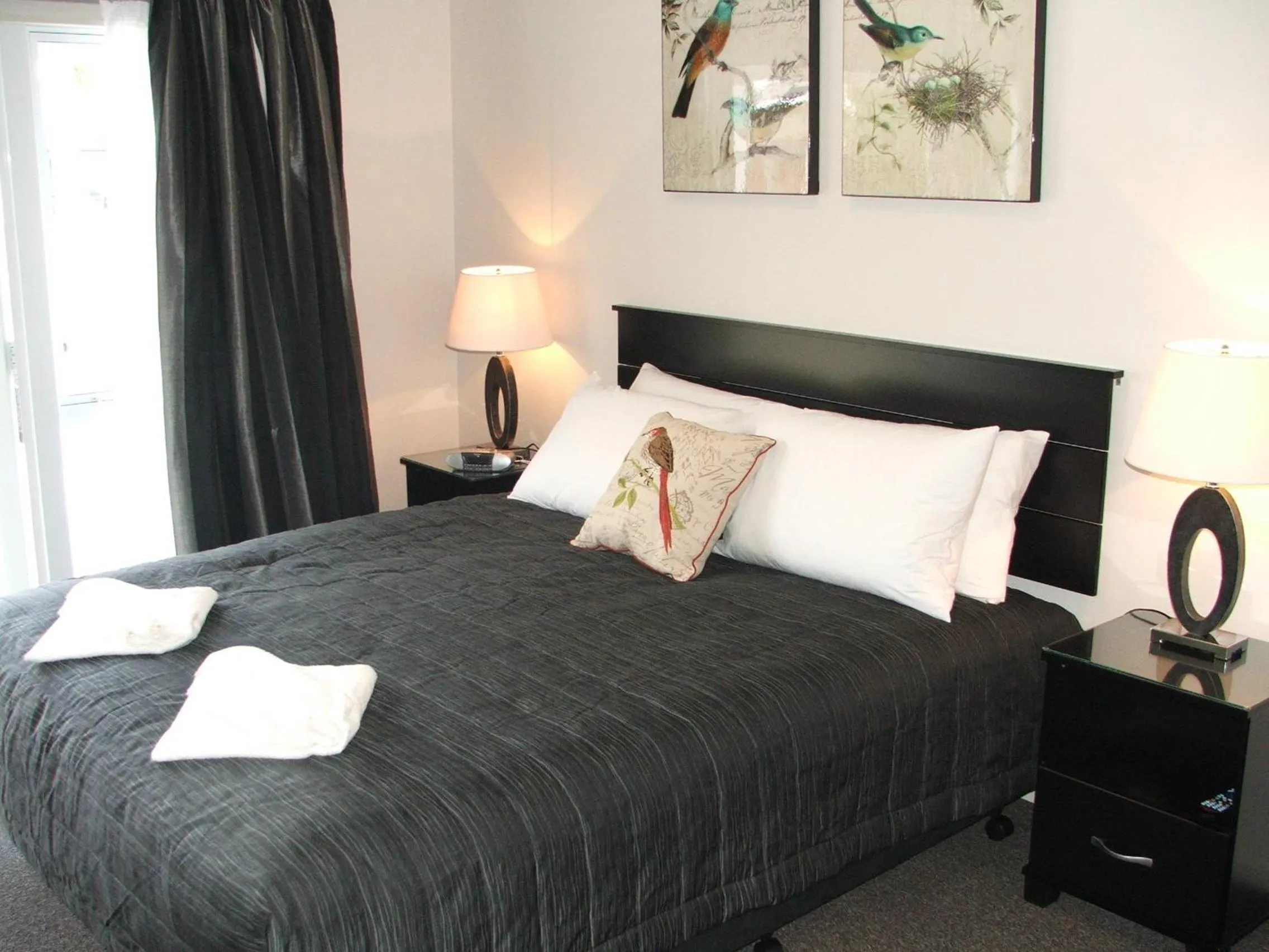 Bed in Greyfriars Motel