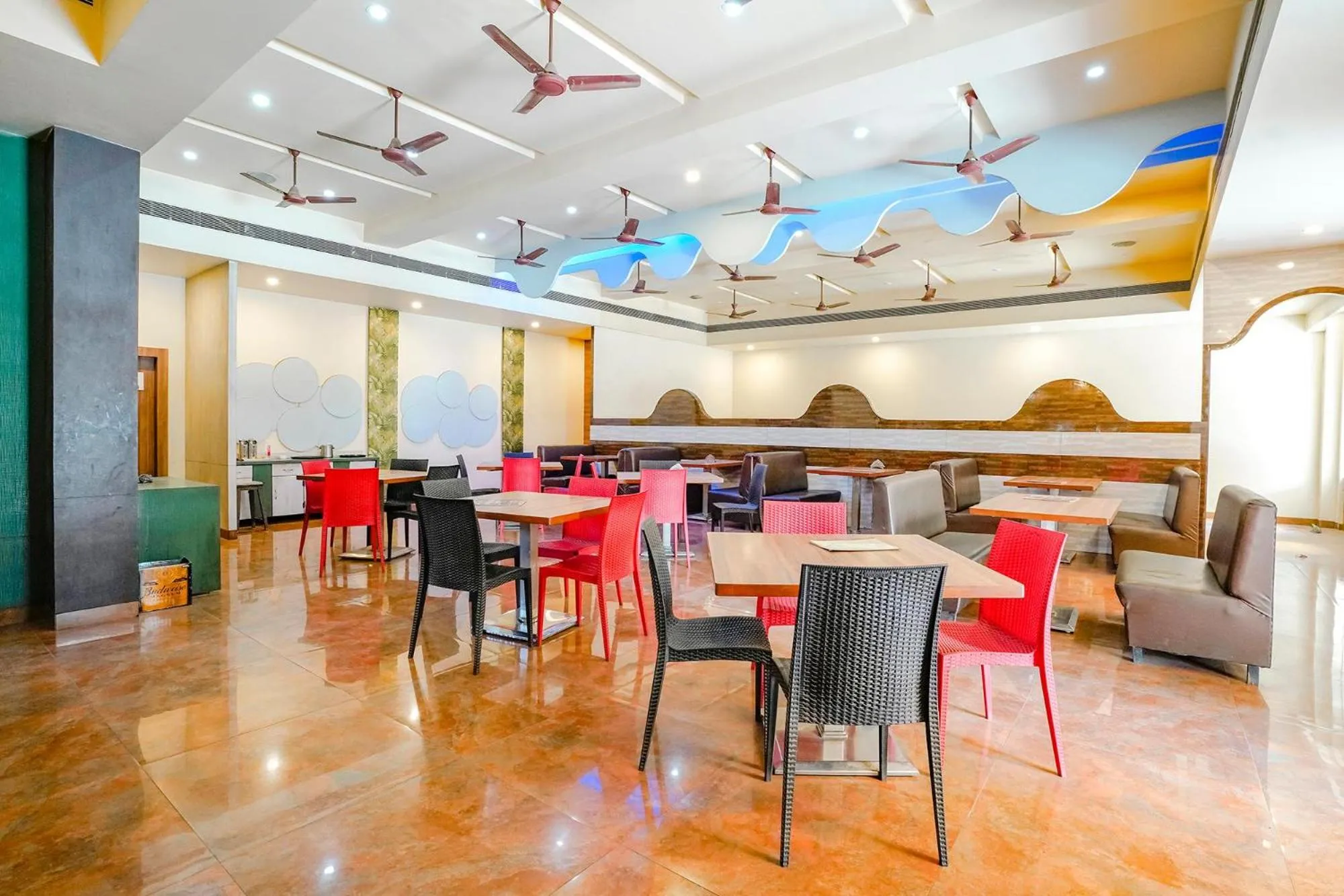 Restaurant/places to eat in FabHotel Devanshi Inn