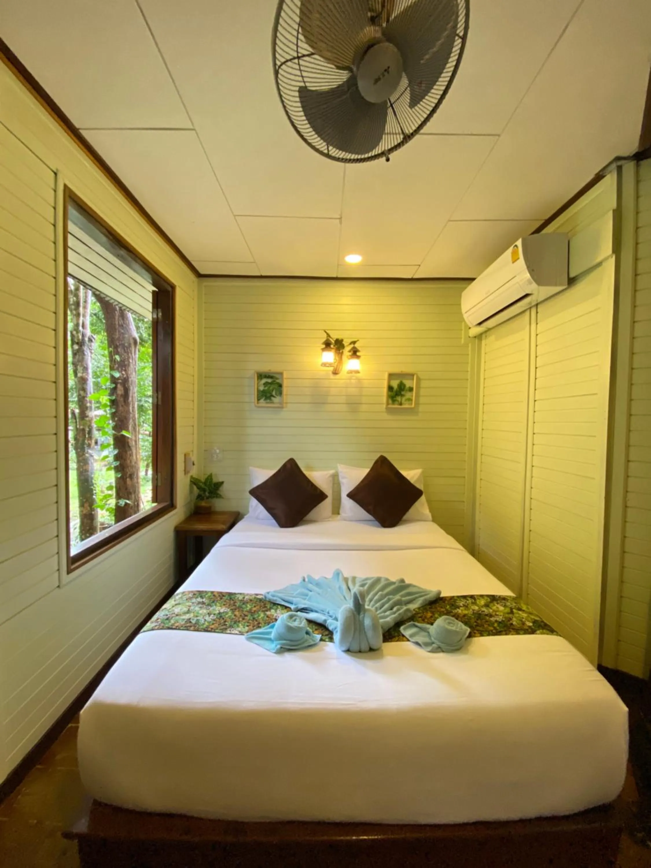 Property building, Bed in Khao Sok Nature Resort