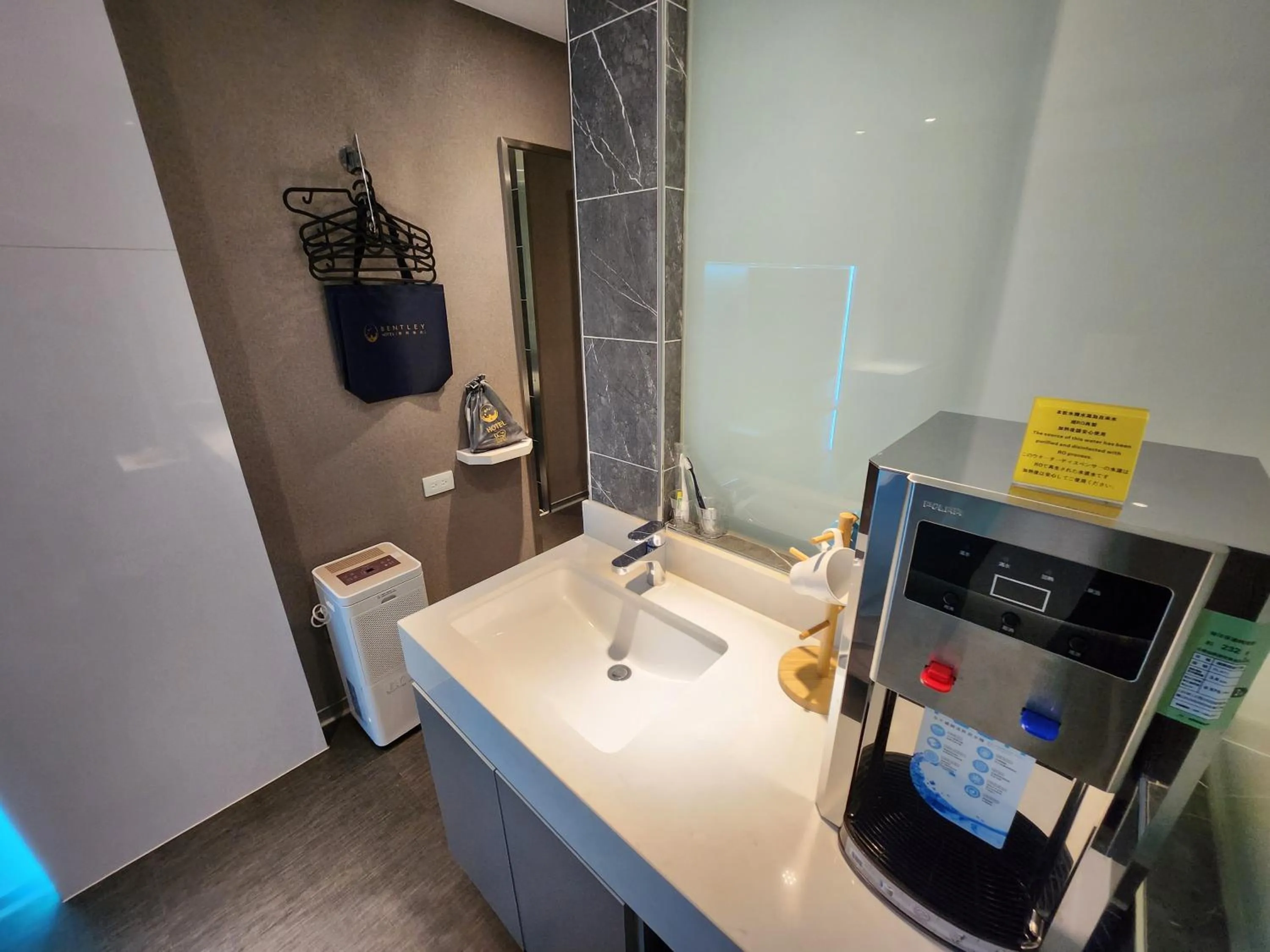 Photo of the whole room in Bentley Hotel