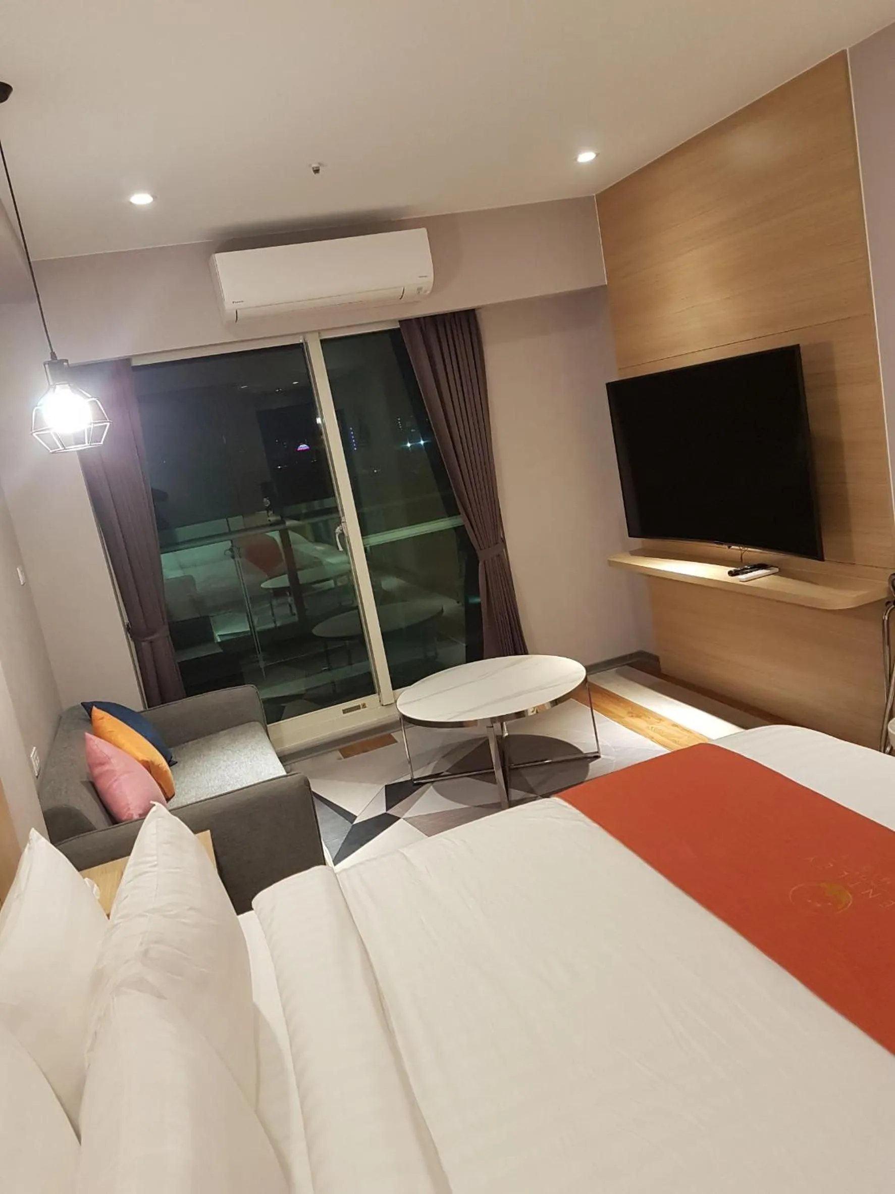 Photo of the whole room, Bed in Bentley Hotel