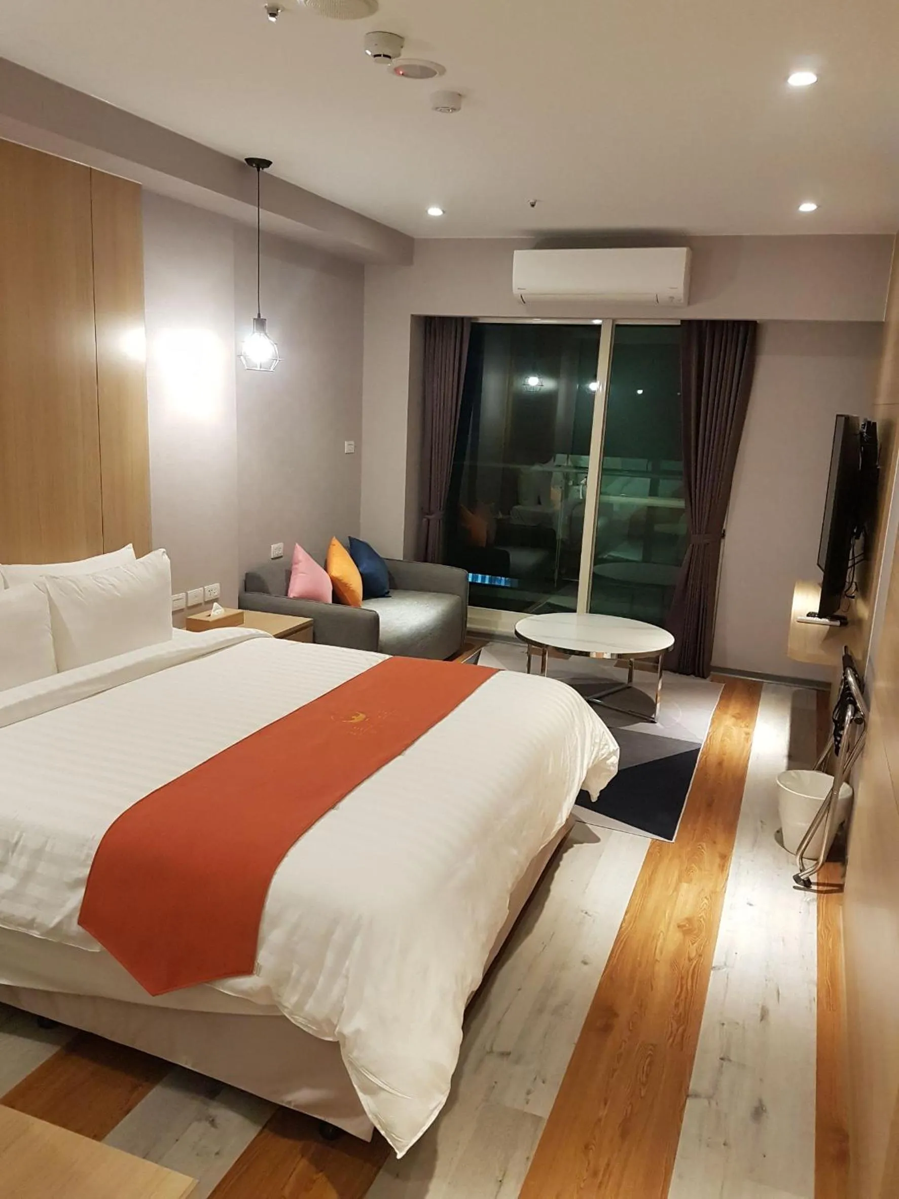 Photo of the whole room, Bed in Bentley Hotel