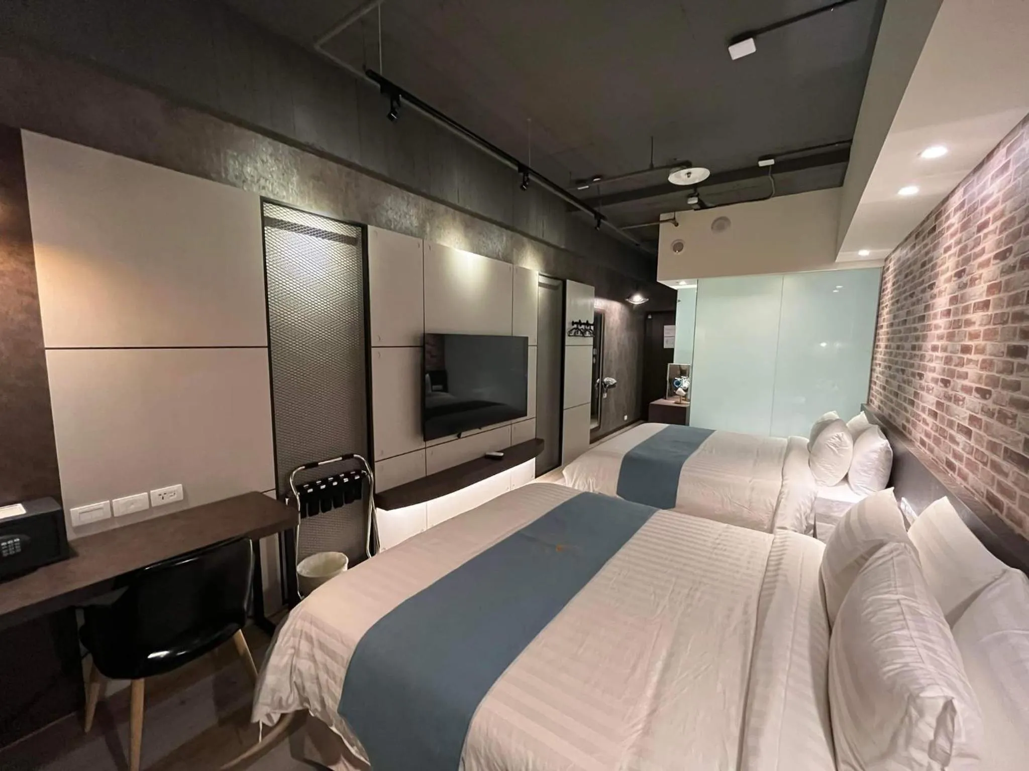 Photo of the whole room, Bed in Bentley Hotel