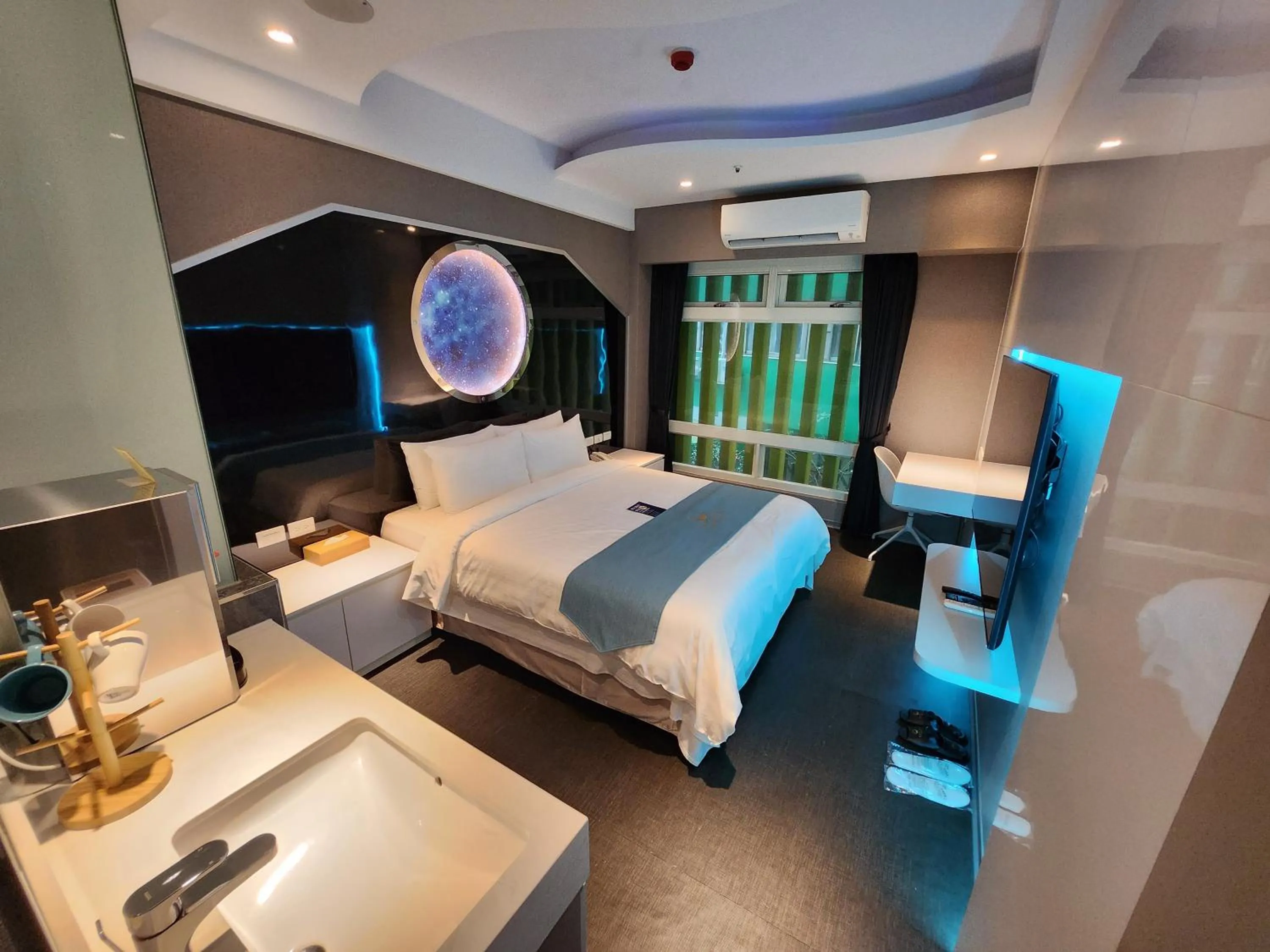 Photo of the whole room, Bed in Bentley Hotel