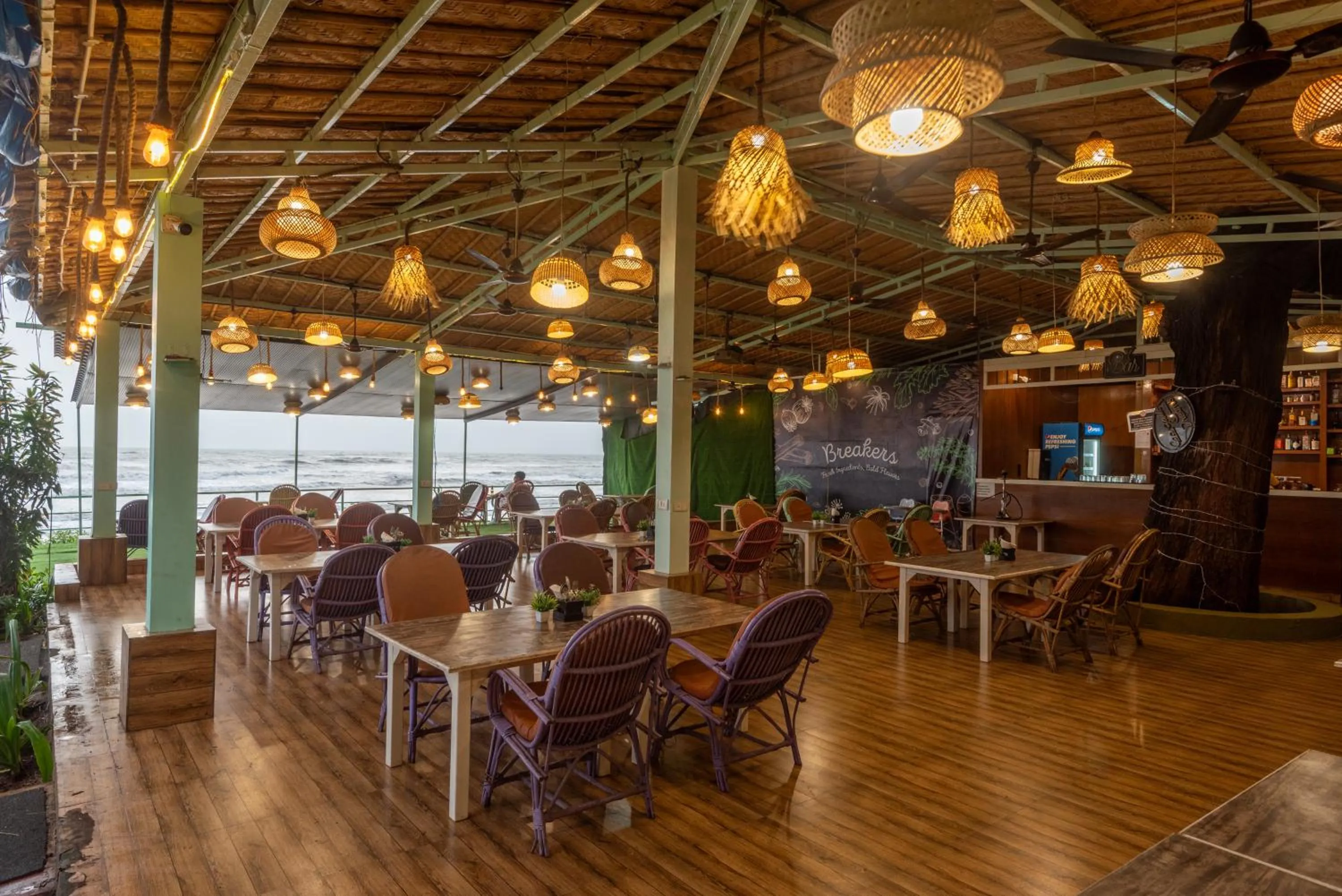 Restaurant/places to eat in Amadi Beach Front Resort