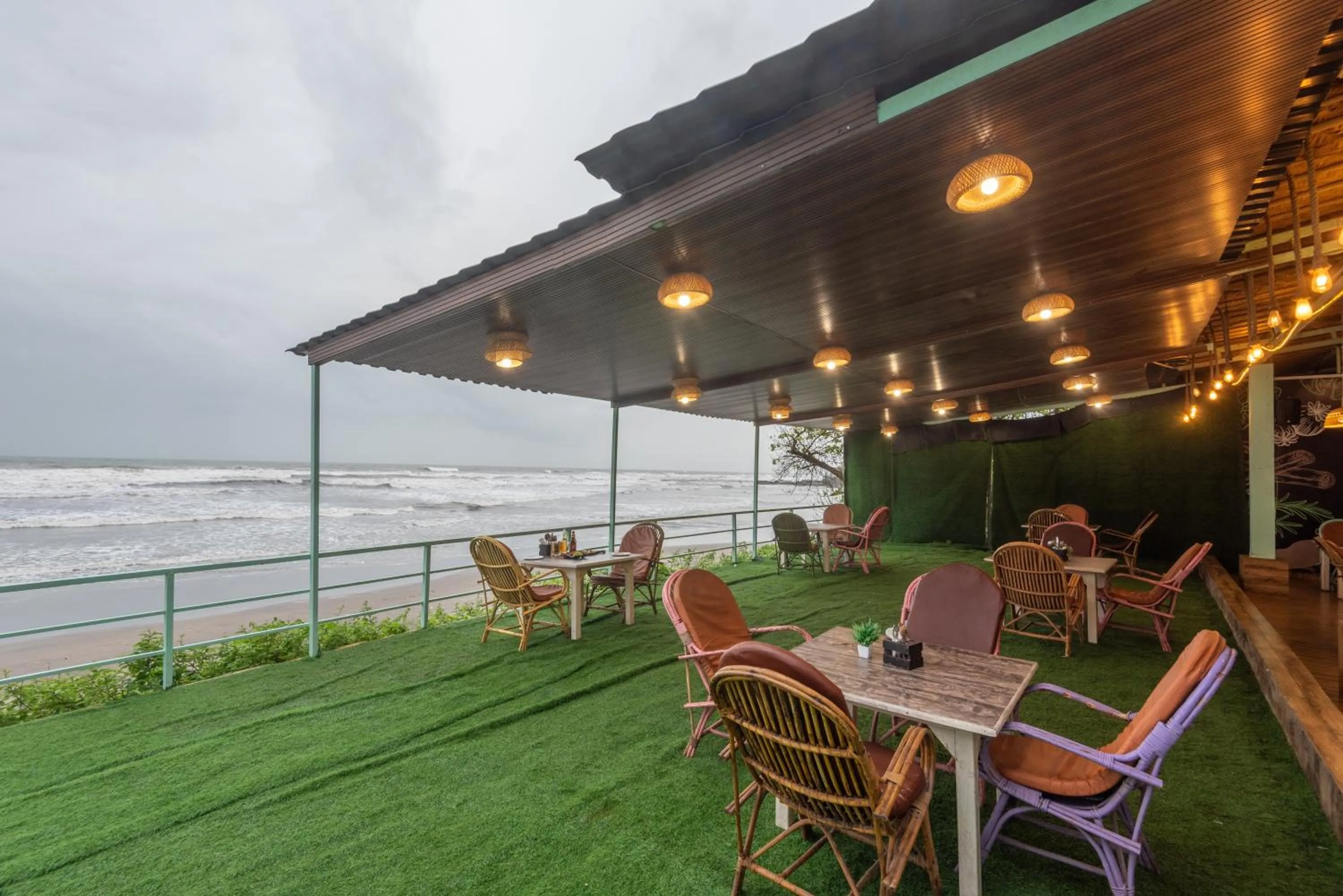 Restaurant/places to eat in Amadi Beach Front Resort