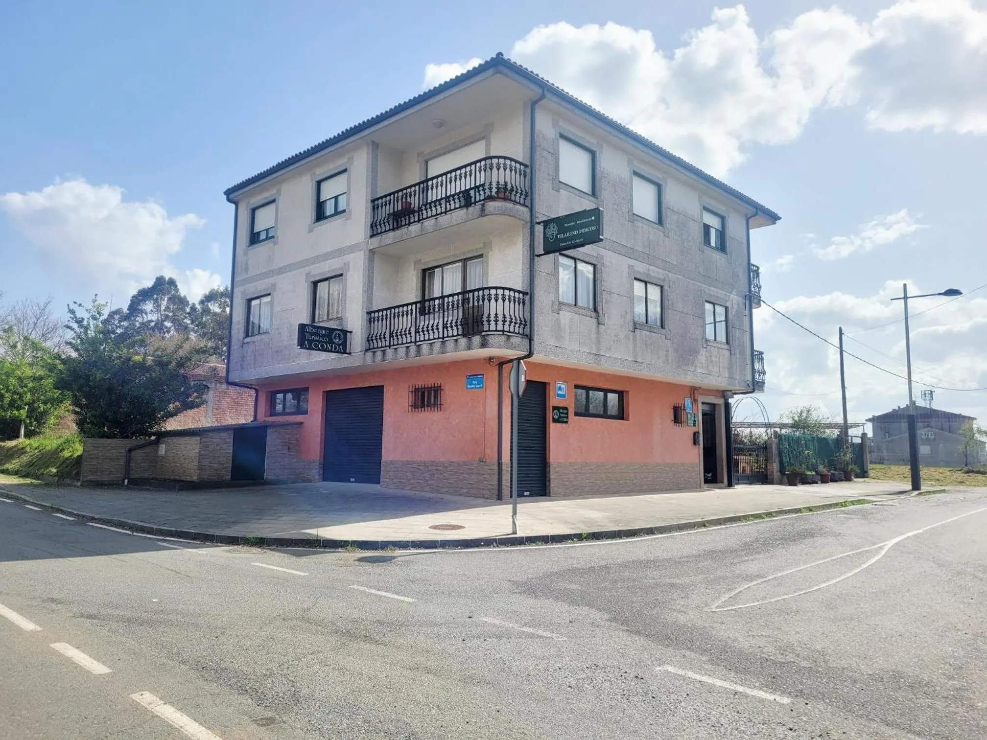 Property building in A CONDA-habitación privada