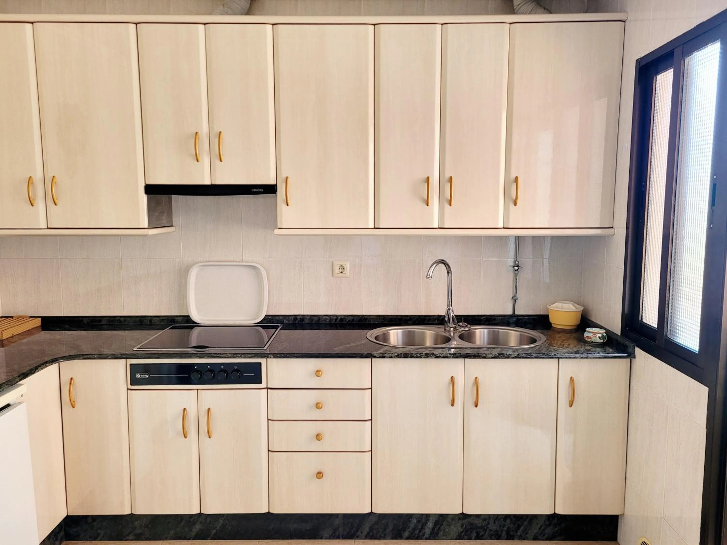 Communal kitchen in A CONDA-habitación privada