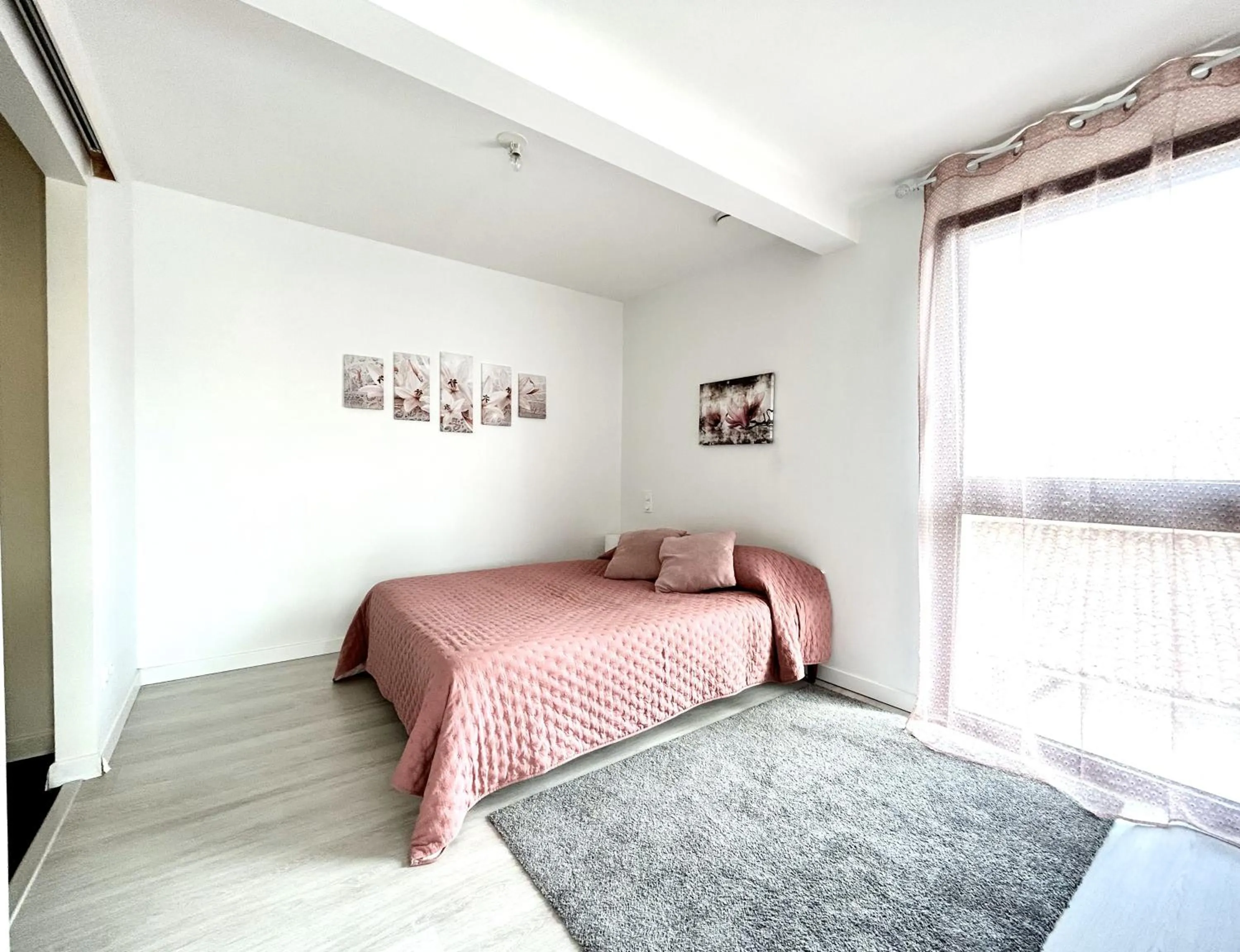 Bedroom, Bed in Du vignoble à l'Atlantique - Résidence Montifault gîtes du 2 au 3 pièces