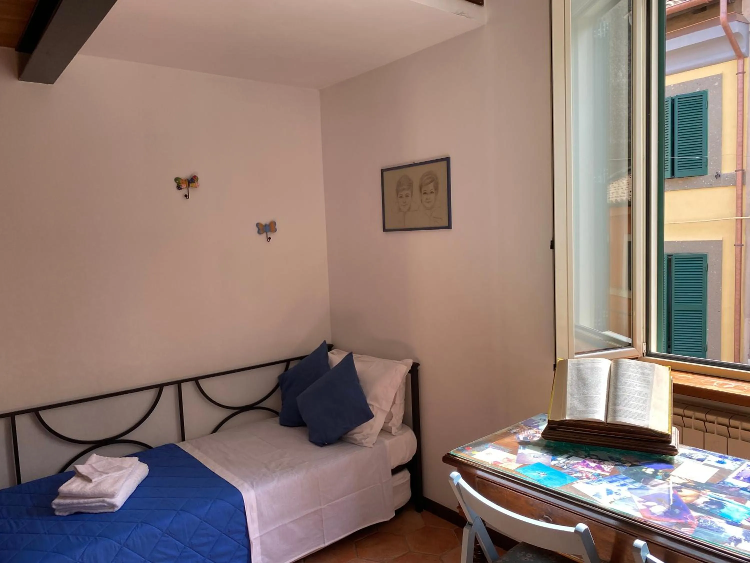 Bedroom, Bed in La luce del borgo