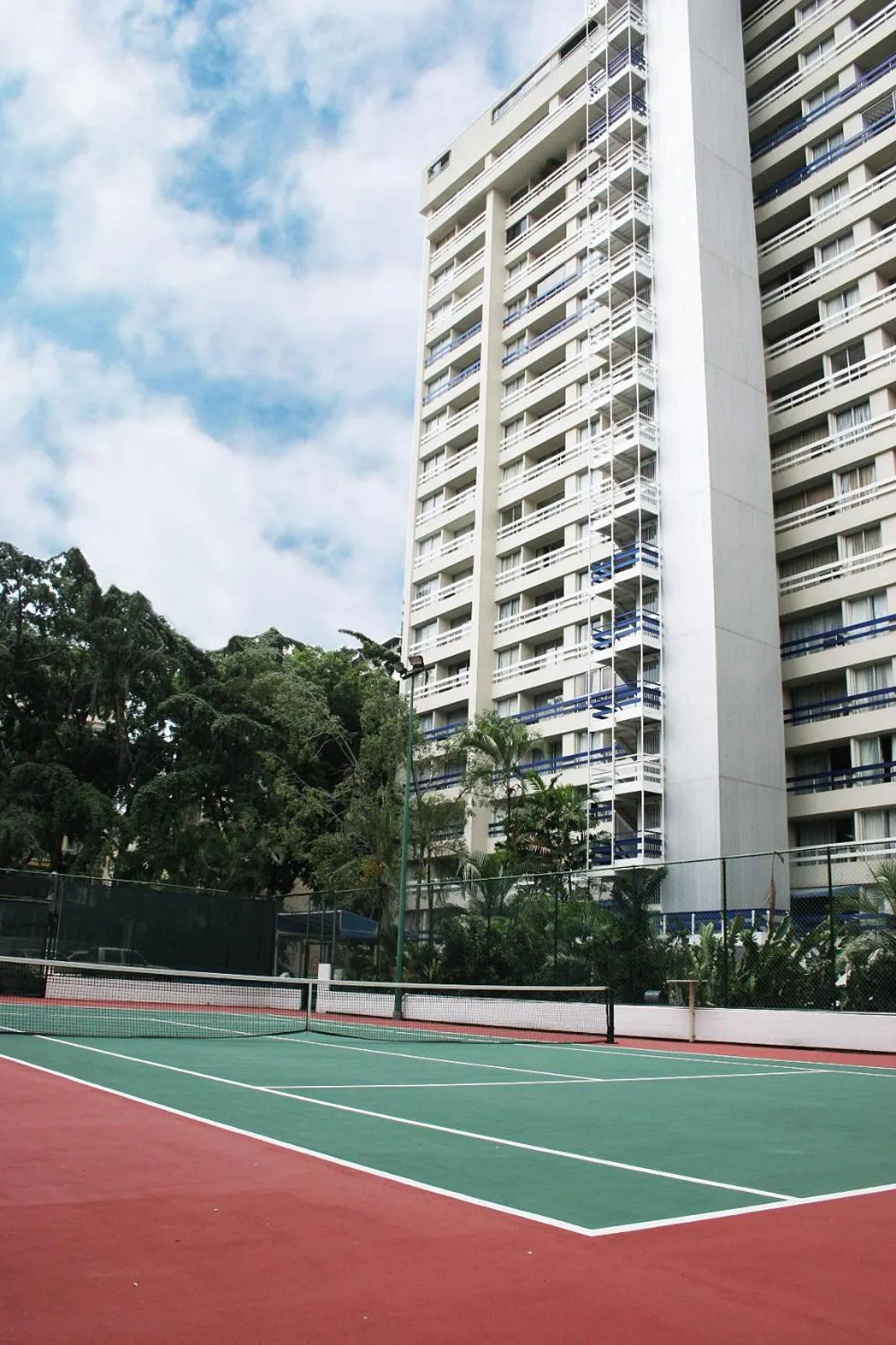 Tennis court in HOTEL ALTAMIRA SUITES