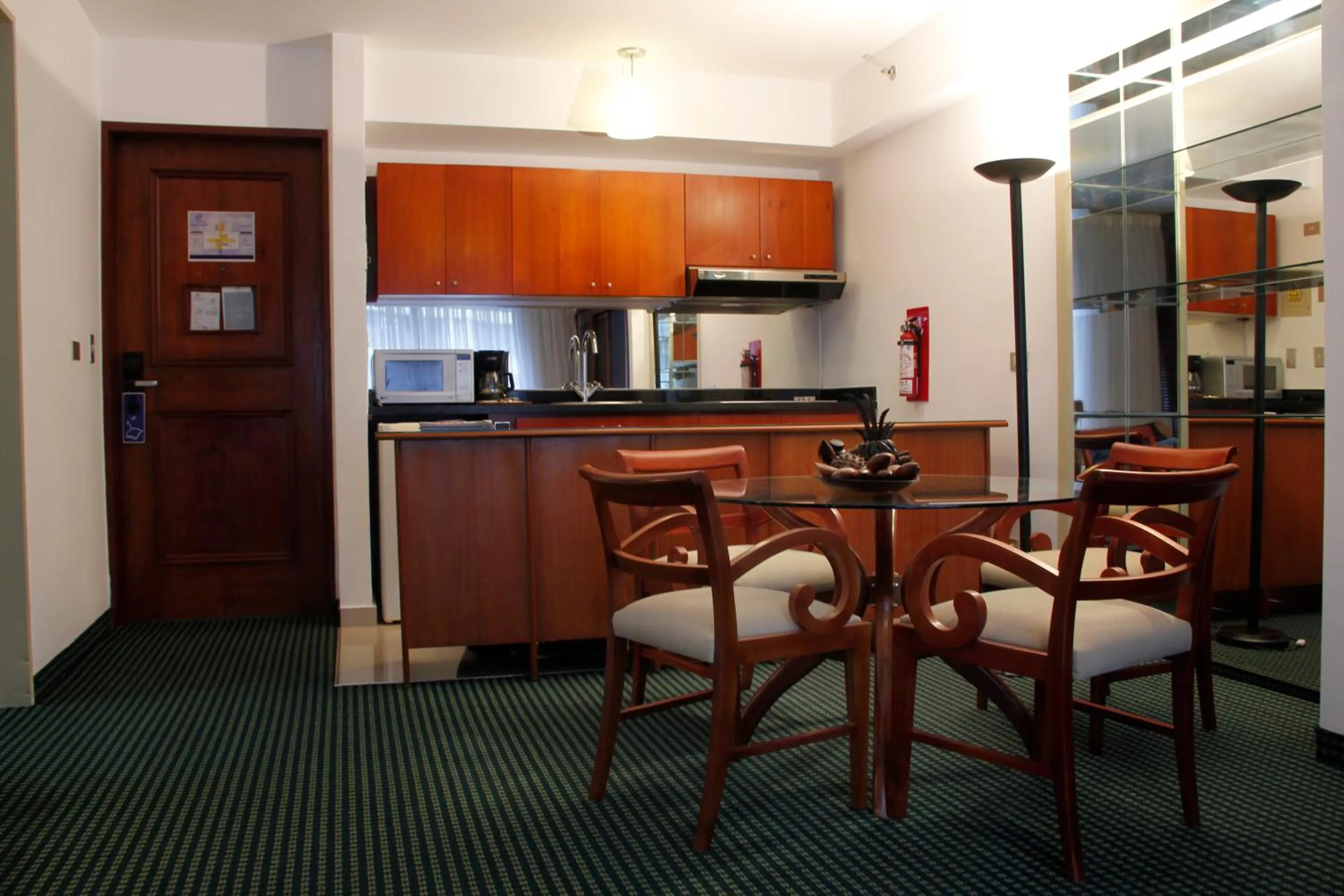 Communal kitchen in HOTEL ALTAMIRA SUITES