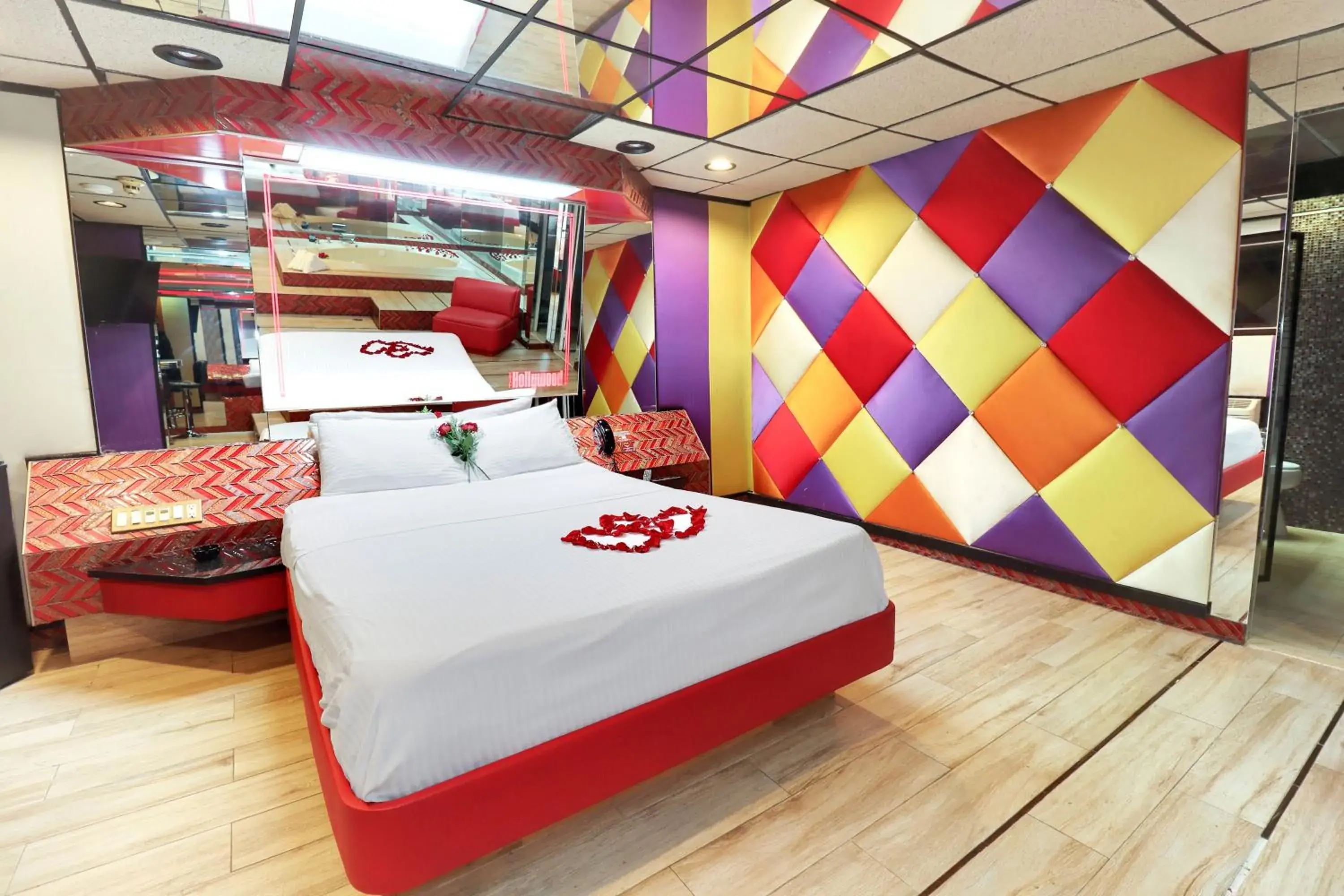 Suite with Hot Tub in Hollywood Motel Suite with Hot Tub in Hollywood Motel