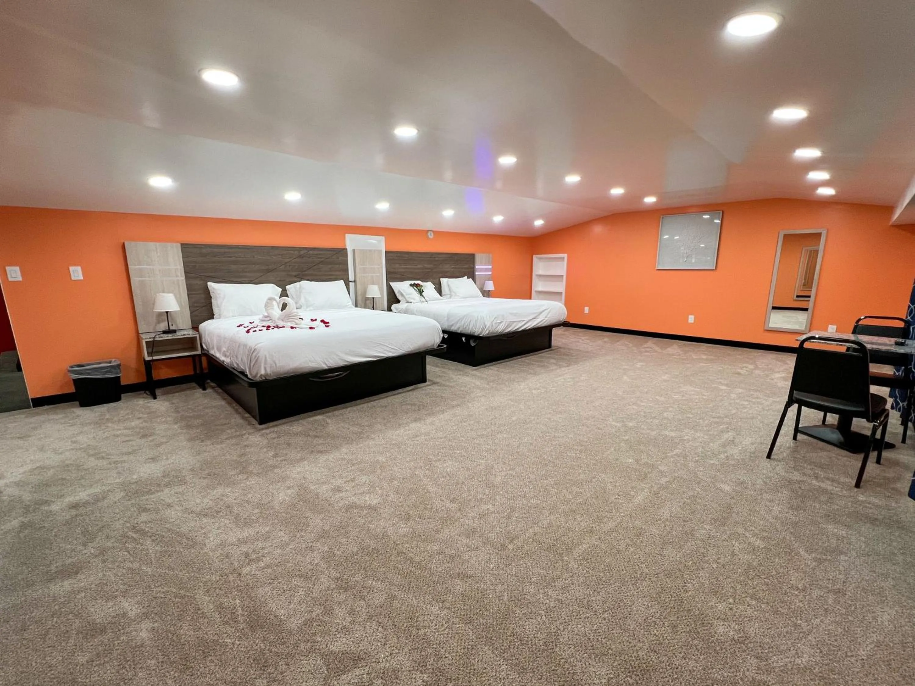 Photo of the whole room, Bed in Hollywood Motel